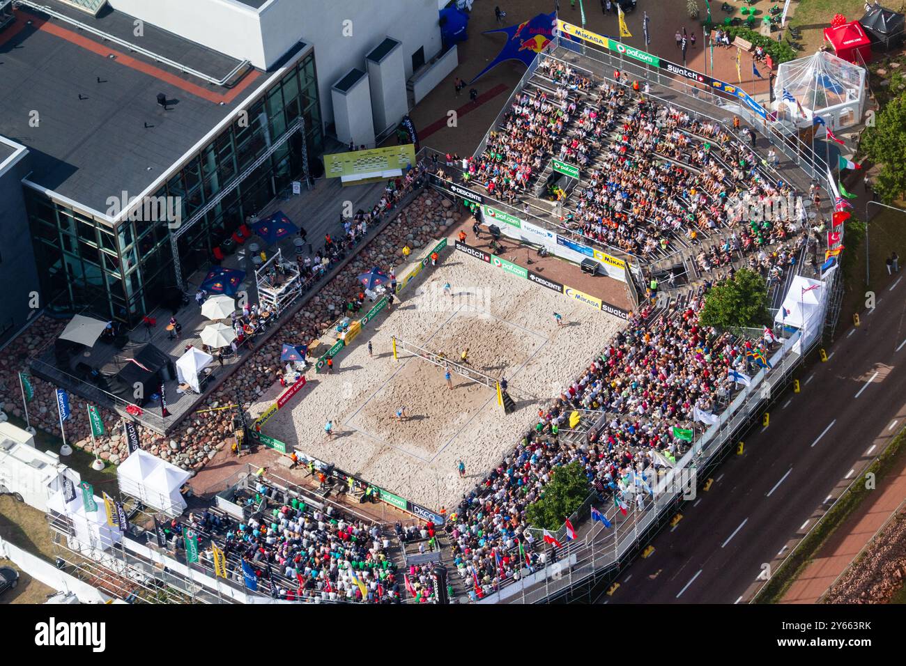 VUE AÉRIENNE, FINALE MASCULINE, STADE ALANDICA, PAF OPEN, MARIEHAMN, 2011 : vue aérienne du stade, de la foule et de l'arène d'Alandica lors de la finale masculine dans le centre-ville de Mariehamn sur Åland, Finlande. Marcio Araujo (1) et Benjamin Insfran (2) du Brésil ont battu Todd Rogers (1) et Phil Dalhausser (2) des États-Unis le 21 août 2011. Photographie : Rob Watkins. INFO : entre 2009-2013, le tournoi PAF Open Beach Volleyball était un événement annuel organisé à Mariehamn, Åland, Finlande. Il a attiré les meilleures équipes et joueurs internationaux en tant que partie du classement du circuit mondial officiel de la FIVB, mettant en vedette le haut niveau Banque D'Images