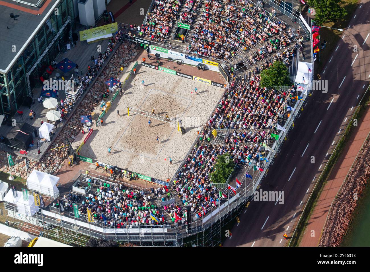 VUE AÉRIENNE, FINALE MASCULINE, STADE ALANDICA, PAF OPEN, MARIEHAMN, 2011 : vue aérienne du stade, de la foule et de l'arène d'Alandica lors de la finale masculine dans le centre-ville de Mariehamn sur Åland, Finlande. Marcio Araujo (1) et Benjamin Insfran (2) du Brésil ont battu Todd Rogers (1) et Phil Dalhausser (2) des États-Unis le 21 août 2011. Photographie : Rob Watkins. INFO : entre 2009-2013, le tournoi PAF Open Beach Volleyball était un événement annuel organisé à Mariehamn, Åland, Finlande. Il a attiré les meilleures équipes et joueurs internationaux en tant que partie du classement du circuit mondial officiel de la FIVB, mettant en vedette le haut niveau Banque D'Images