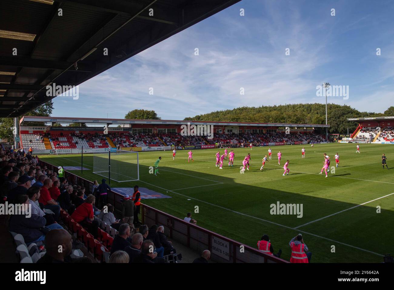 Vue de West Stand au stade Lamex, domicile du Stevenage Football Club pendant le match sous le soleil d'automne Banque D'Images