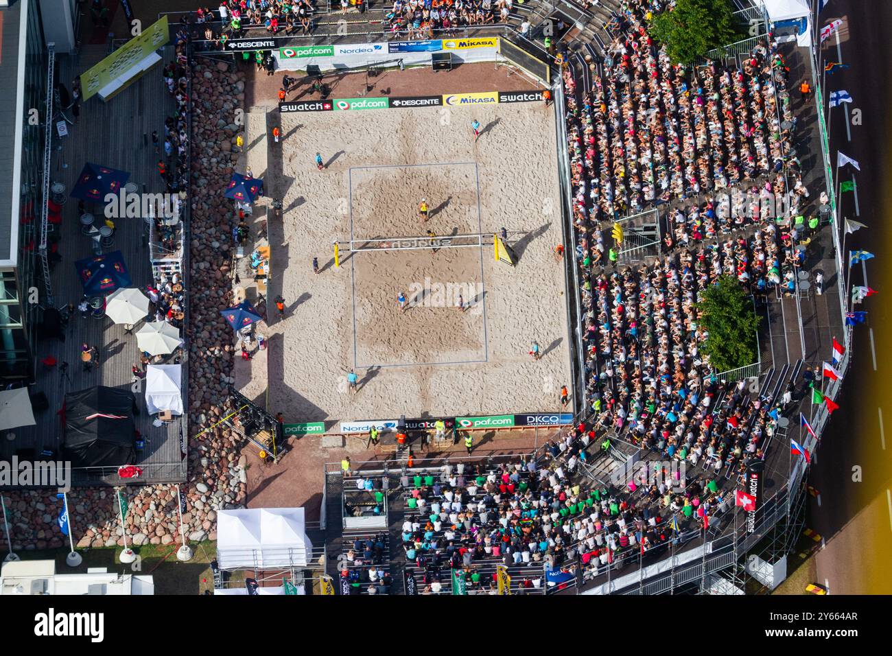 VUE AÉRIENNE, FINALE MASCULINE, STADE ALANDICA, PAF OPEN, MARIEHAMN, 2011 : vue aérienne du stade, de la foule et de l'arène d'Alandica lors de la finale masculine dans le centre-ville de Mariehamn sur Åland, Finlande. Marcio Araujo (1) et Benjamin Insfran (2) du Brésil ont battu Todd Rogers (1) et Phil Dalhausser (2) des États-Unis le 21 août 2011. Photographie : Rob Watkins. INFO : entre 2009-2013, le tournoi PAF Open Beach Volleyball était un événement annuel organisé à Mariehamn, Åland, Finlande. Il a attiré les meilleures équipes et joueurs internationaux en tant que partie du classement du circuit mondial officiel de la FIVB, mettant en vedette le haut niveau Banque D'Images