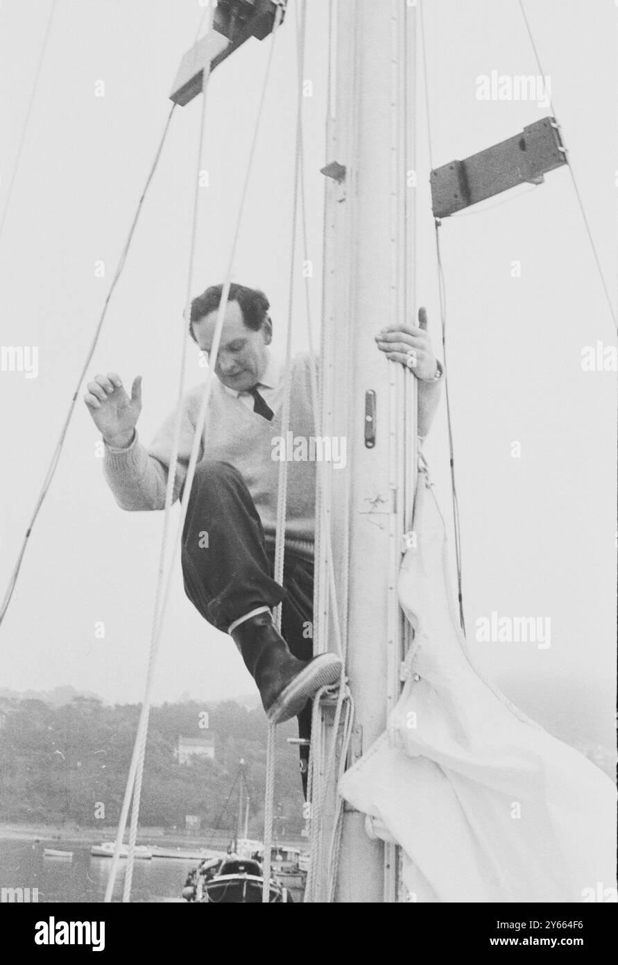 Course de yacht autour du monde, Teignmouth , Devon. Donald Crowhurst, un concurrent dans son Trimaran 'Teignmouth Electron'. 15 avril 1969 Banque D'Images