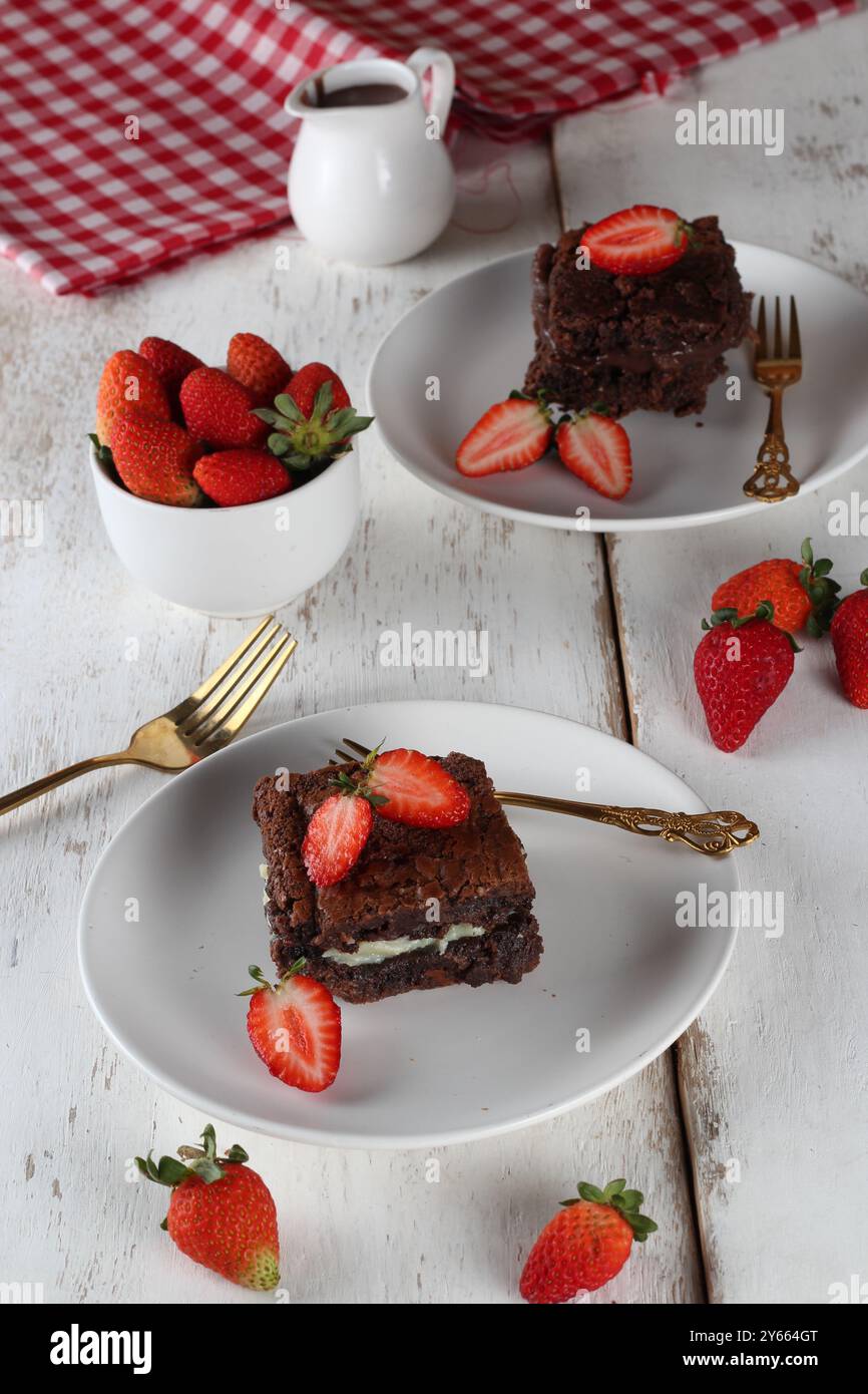 brownies fourrés et recouverts de chocolat Banque D'Images