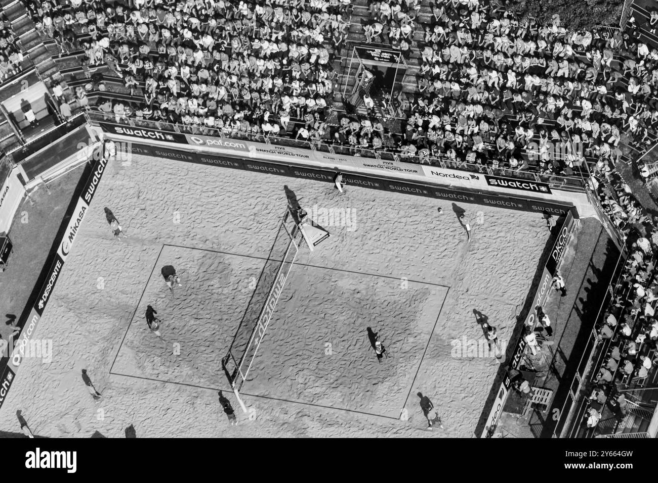 VUE AÉRIENNE, FINALE MASCULINE, STADE ALANDICA, PAF OPEN, MARIEHAMN, 2011 : vue aérienne du stade, de la foule et de l'arène d'Alandica lors de la finale masculine dans le centre-ville de Mariehamn sur Åland, Finlande. Marcio Araujo (1) et Benjamin Insfran (2) du Brésil ont battu Todd Rogers (1) et Phil Dalhausser (2) des États-Unis le 21 août 2011. Photographie : Rob Watkins. INFO : entre 2009-2013, le tournoi PAF Open Beach Volleyball était un événement annuel organisé à Mariehamn, Åland, Finlande. Il a attiré les meilleures équipes et joueurs internationaux en tant que partie du classement du circuit mondial officiel de la FIVB, mettant en vedette le haut niveau Banque D'Images
