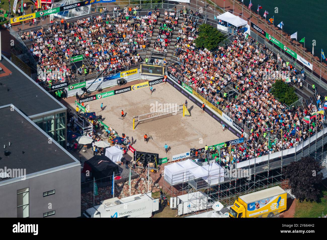 VUE AÉRIENNE, FINALE MASCULINE, STADE ALANDICA, PAF OPEN, MARIEHAMN, 2011 : vue aérienne du stade, de la foule et de l'arène d'Alandica lors de la finale masculine dans le centre-ville de Mariehamn sur Åland, Finlande. Marcio Araujo (1) et Benjamin Insfran (2) du Brésil ont battu Todd Rogers (1) et Phil Dalhausser (2) des États-Unis le 21 août 2011. Photographie : Rob Watkins. INFO : entre 2009-2013, le tournoi PAF Open Beach Volleyball était un événement annuel organisé à Mariehamn, Åland, Finlande. Il a attiré les meilleures équipes et joueurs internationaux en tant que partie du classement du circuit mondial officiel de la FIVB, mettant en vedette le haut niveau Banque D'Images