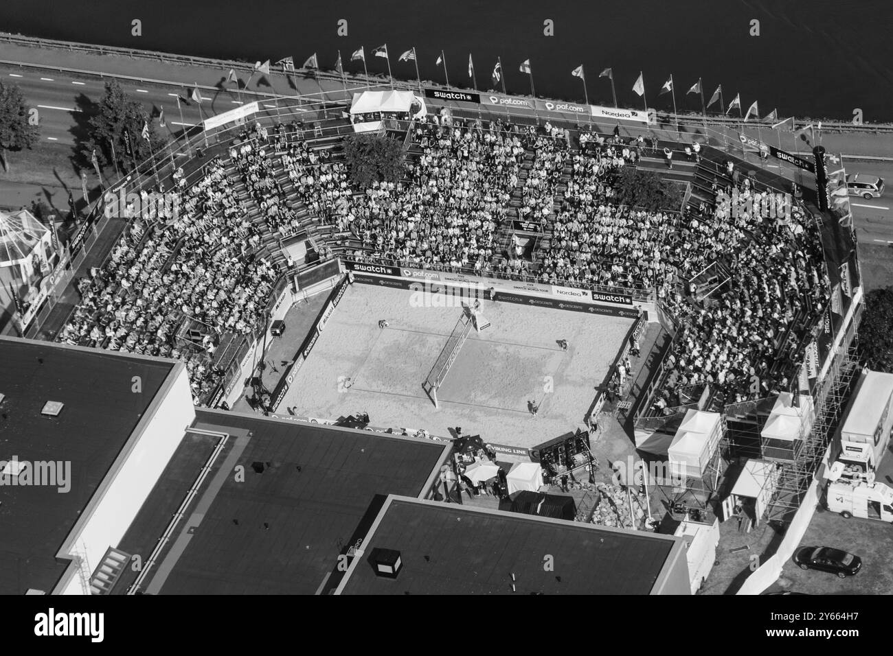 VUE AÉRIENNE, FINALE MASCULINE, STADE ALANDICA, PAF OPEN, MARIEHAMN, 2011 : vue aérienne du stade, de la foule et de l'arène d'Alandica lors de la finale masculine dans le centre-ville de Mariehamn sur Åland, Finlande. Marcio Araujo (1) et Benjamin Insfran (2) du Brésil ont battu Todd Rogers (1) et Phil Dalhausser (2) des États-Unis le 21 août 2011. Photographie : Rob Watkins. INFO : entre 2009-2013, le tournoi PAF Open Beach Volleyball était un événement annuel organisé à Mariehamn, Åland, Finlande. Il a attiré les meilleures équipes et joueurs internationaux en tant que partie du classement du circuit mondial officiel de la FIVB, mettant en vedette le haut niveau Banque D'Images
