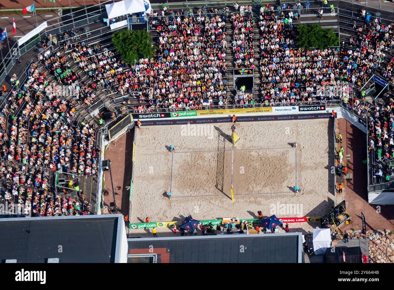 VUE AÉRIENNE, FINALE MASCULINE, STADE ALANDICA, PAF OPEN, MARIEHAMN, 2011 : vue aérienne du stade, de la foule et de l'arène d'Alandica lors de la finale masculine dans le centre-ville de Mariehamn sur Åland, Finlande. Marcio Araujo (1) et Benjamin Insfran (2) du Brésil ont battu Todd Rogers (1) et Phil Dalhausser (2) des États-Unis le 21 août 2011. Photographie : Rob Watkins. INFO : entre 2009-2013, le tournoi PAF Open Beach Volleyball était un événement annuel organisé à Mariehamn, Åland, Finlande. Il a attiré les meilleures équipes et joueurs internationaux en tant que partie du classement du circuit mondial officiel de la FIVB, mettant en vedette le haut niveau Banque D'Images