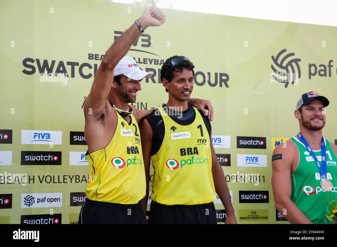 CÉRÉMONIE DE REMISE DES MÉDAILLES, PAF OPEN, BEACH VOLLEY, MARIEHAMN, 2011 : Marcio Araujo (1) et Benjamin Insfran (2) du Brésil remportent la médaille d'or. PAF Open à Mariehamn, Åland, Finlande le 21 août 2011. Photographie : Rob Watkins. INFO : entre 2009-2013, le tournoi PAF Open Beach Volleyball était un événement annuel organisé à Mariehamn, Åland, Finlande. Il a attiré les meilleures équipes et joueurs internationaux en tant que partie du classement officiel du circuit mondial FIVB. Banque D'Images