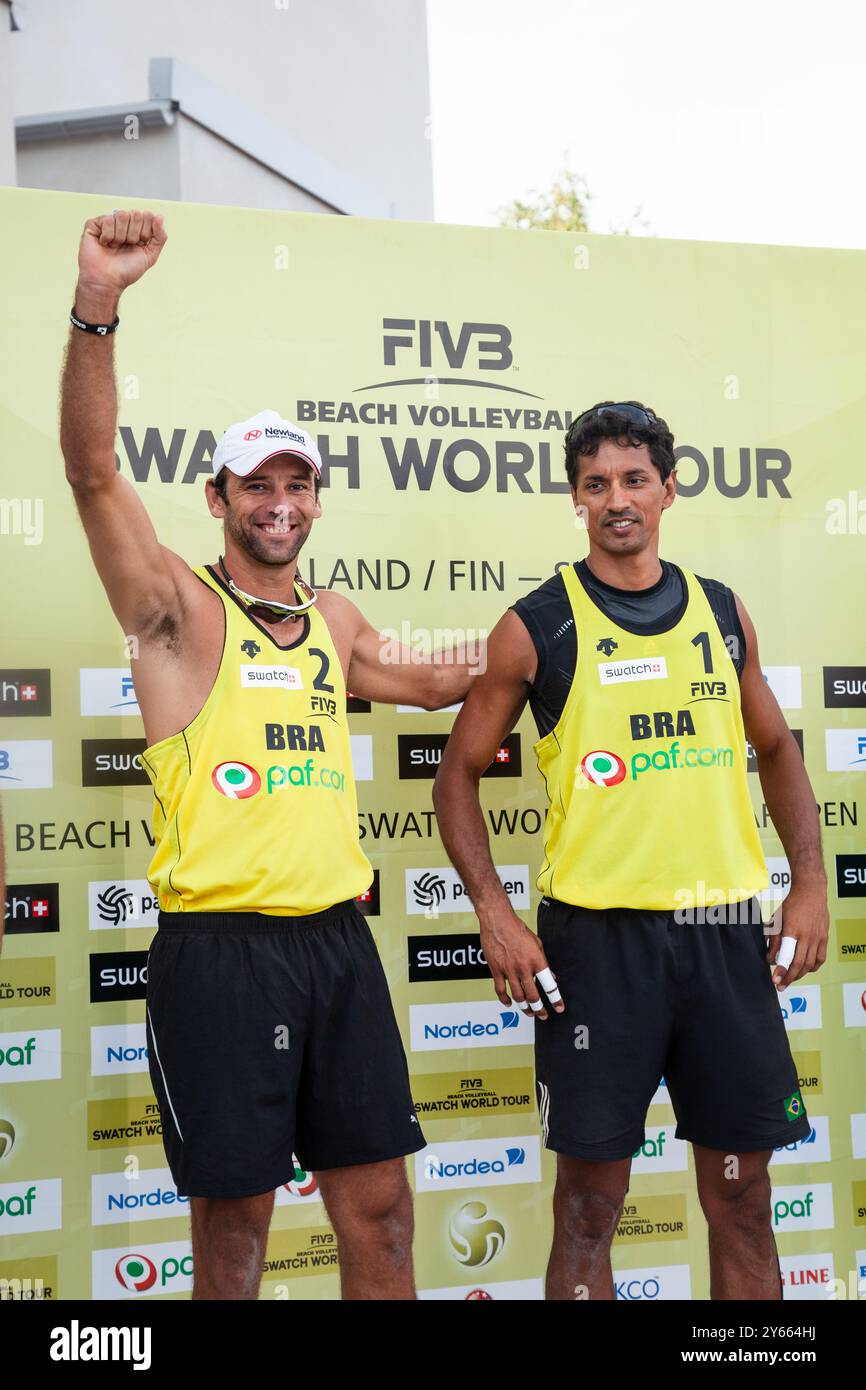 CÉRÉMONIE DE REMISE DES MÉDAILLES, PAF OPEN, BEACH VOLLEY, MARIEHAMN, 2011 : Marcio Araujo (1) et Benjamin Insfran (2) du Brésil remportent la médaille d'or. PAF Open à Mariehamn, Åland, Finlande le 21 août 2011. Photographie : Rob Watkins. INFO : entre 2009-2013, le tournoi PAF Open Beach Volleyball était un événement annuel organisé à Mariehamn, Åland, Finlande. Il a attiré les meilleures équipes et joueurs internationaux en tant que partie du classement officiel du circuit mondial FIVB. Banque D'Images