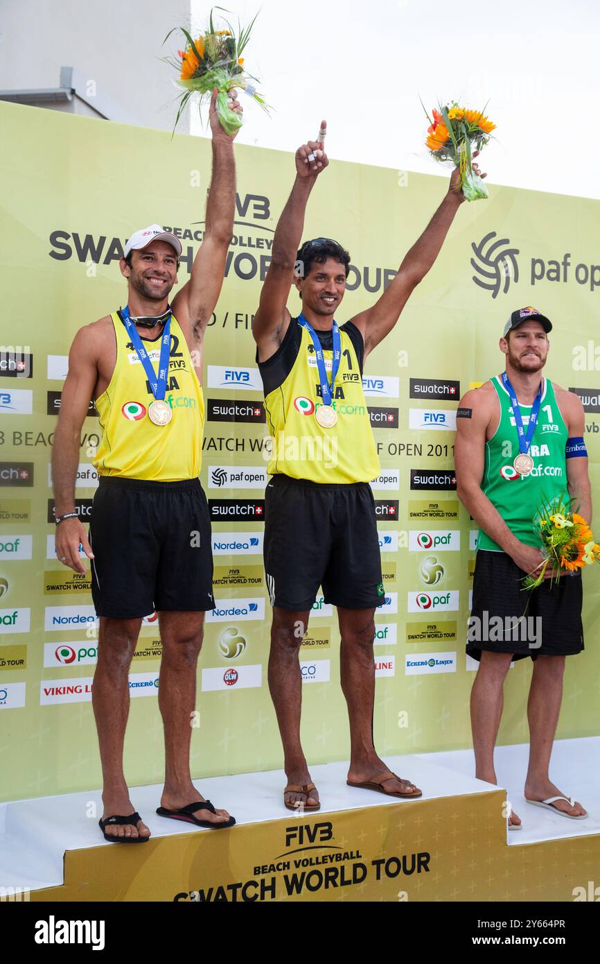 CÉRÉMONIE DE REMISE DES MÉDAILLES, PAF OPEN, BEACH VOLLEY, MARIEHAMN, 2011 : Marcio Araujo (1) et Benjamin Insfran (2) du Brésil remportent la médaille d'or. PAF Open à Mariehamn, Åland, Finlande le 21 août 2011. Photographie : Rob Watkins. INFO : entre 2009-2013, le tournoi PAF Open Beach Volleyball était un événement annuel organisé à Mariehamn, Åland, Finlande. Il a attiré les meilleures équipes et joueurs internationaux en tant que partie du classement officiel du circuit mondial FIVB. Banque D'Images