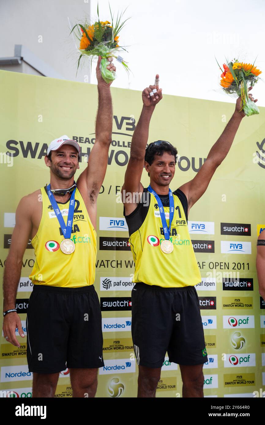 CÉRÉMONIE DE REMISE DES MÉDAILLES, PAF OPEN, BEACH VOLLEY, MARIEHAMN, 2011 : Marcio Araujo (1) et Benjamin Insfran (2) du Brésil remportent la médaille d'or. PAF Open à Mariehamn, Åland, Finlande le 21 août 2011. Photographie : Rob Watkins. INFO : entre 2009-2013, le tournoi PAF Open Beach Volleyball était un événement annuel organisé à Mariehamn, Åland, Finlande. Il a attiré les meilleures équipes et joueurs internationaux en tant que partie du classement officiel du circuit mondial FIVB. Banque D'Images