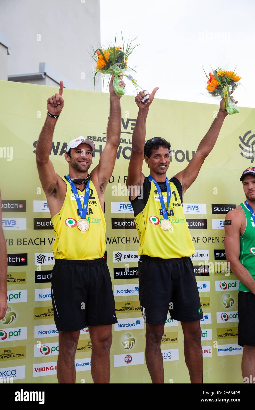 CÉRÉMONIE DE REMISE DES MÉDAILLES, PAF OPEN, BEACH VOLLEY, MARIEHAMN, 2011 : Marcio Araujo (1) et Benjamin Insfran (2) du Brésil remportent la médaille d'or. PAF Open à Mariehamn, Åland, Finlande le 21 août 2011. Photographie : Rob Watkins. INFO : entre 2009-2013, le tournoi PAF Open Beach Volleyball était un événement annuel organisé à Mariehamn, Åland, Finlande. Il a attiré les meilleures équipes et joueurs internationaux en tant que partie du classement officiel du circuit mondial FIVB. Banque D'Images