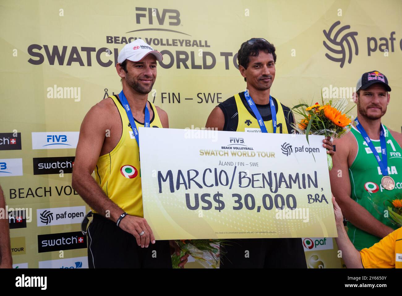 CÉRÉMONIE DE REMISE DES MÉDAILLES, PAF OPEN, BEACH VOLLEY, MARIEHAMN, 2011 : Marcio Araujo (1) et Benjamin Insfran (2) du Brésil remportent la médaille d'or. PAF Open à Mariehamn, Åland, Finlande le 21 août 2011. Photographie : Rob Watkins. INFO : entre 2009-2013, le tournoi PAF Open Beach Volleyball était un événement annuel organisé à Mariehamn, Åland, Finlande. Il a attiré les meilleures équipes et joueurs internationaux en tant que partie du classement officiel du circuit mondial FIVB. Banque D'Images