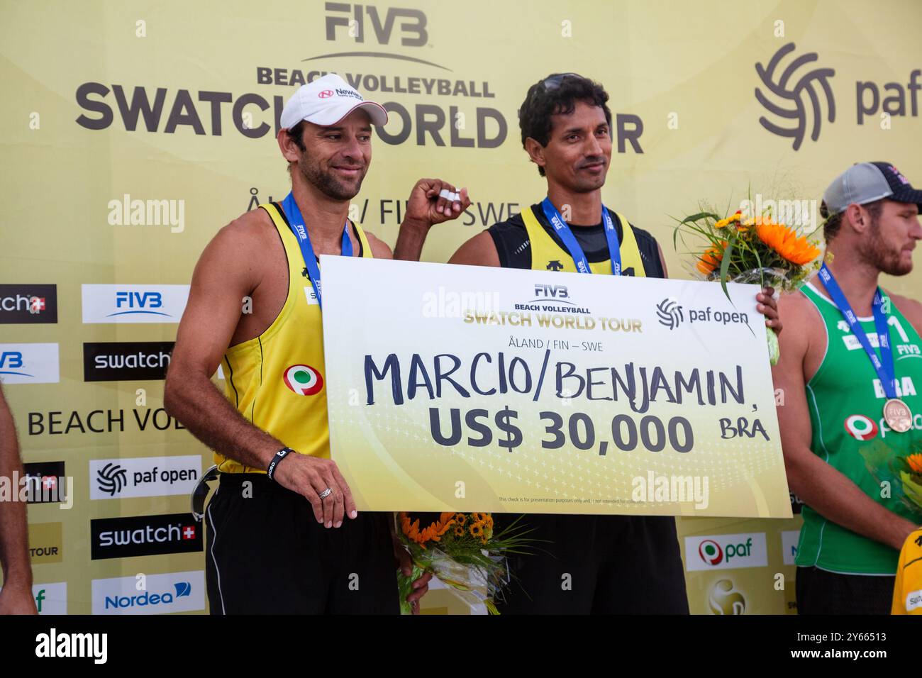 CÉRÉMONIE DE REMISE DES MÉDAILLES, PAF OPEN, BEACH VOLLEY, MARIEHAMN, 2011 : Marcio Araujo (1) et Benjamin Insfran (2) du Brésil remportent la médaille d'or. PAF Open à Mariehamn, Åland, Finlande le 21 août 2011. Photographie : Rob Watkins. INFO : entre 2009-2013, le tournoi PAF Open Beach Volleyball était un événement annuel organisé à Mariehamn, Åland, Finlande. Il a attiré les meilleures équipes et joueurs internationaux en tant que partie du classement officiel du circuit mondial FIVB. Banque D'Images