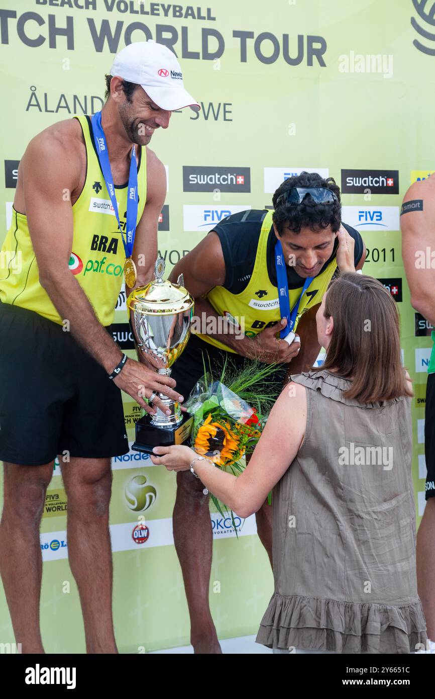 CÉRÉMONIE DE REMISE DES MÉDAILLES, PAF OPEN, BEACH VOLLEY, MARIEHAMN, 2011 : Marcio Araujo (1) et Benjamin Insfran (2) du Brésil remportent la médaille d'or. PAF Open à Mariehamn, Åland, Finlande le 21 août 2011. Photographie : Rob Watkins. INFO : entre 2009-2013, le tournoi PAF Open Beach Volleyball était un événement annuel organisé à Mariehamn, Åland, Finlande. Il a attiré les meilleures équipes et joueurs internationaux en tant que partie du classement officiel du circuit mondial FIVB. Banque D'Images