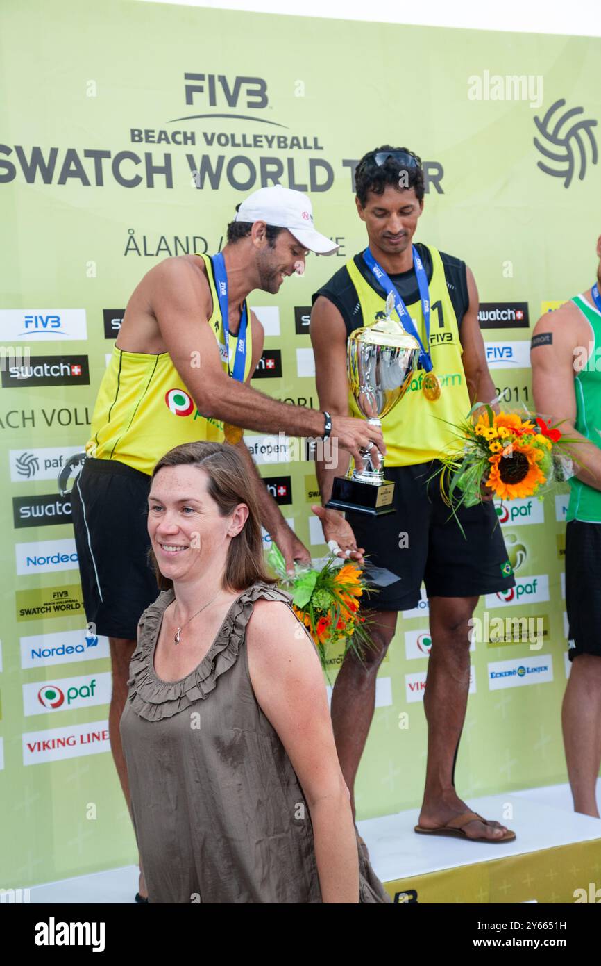 CÉRÉMONIE DE REMISE DES MÉDAILLES, PAF OPEN, BEACH VOLLEY, MARIEHAMN, 2011 : Marcio Araujo (1) et Benjamin Insfran (2) du Brésil remportent la médaille d'or. PAF Open à Mariehamn, Åland, Finlande le 21 août 2011. Photographie : Rob Watkins. INFO : entre 2009-2013, le tournoi PAF Open Beach Volleyball était un événement annuel organisé à Mariehamn, Åland, Finlande. Il a attiré les meilleures équipes et joueurs internationaux en tant que partie du classement officiel du circuit mondial FIVB. Banque D'Images