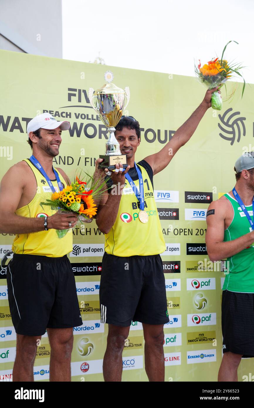 CÉRÉMONIE DE REMISE DES MÉDAILLES, PAF OPEN, BEACH VOLLEY, MARIEHAMN, 2011 : Marcio Araujo (1) et Benjamin Insfran (2) du Brésil remportent la médaille d'or. PAF Open à Mariehamn, Åland, Finlande le 21 août 2011. Photographie : Rob Watkins. INFO : entre 2009-2013, le tournoi PAF Open Beach Volleyball était un événement annuel organisé à Mariehamn, Åland, Finlande. Il a attiré les meilleures équipes et joueurs internationaux en tant que partie du classement officiel du circuit mondial FIVB. Banque D'Images