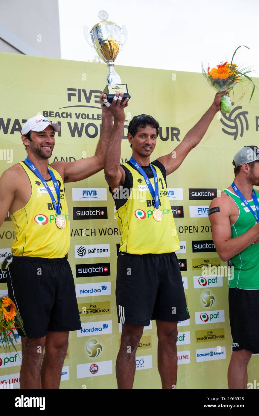 CÉRÉMONIE DE REMISE DES MÉDAILLES, PAF OPEN, BEACH VOLLEY, MARIEHAMN, 2011 : Marcio Araujo (1) et Benjamin Insfran (2) du Brésil remportent la médaille d'or. PAF Open à Mariehamn, Åland, Finlande le 21 août 2011. Photographie : Rob Watkins. INFO : entre 2009-2013, le tournoi PAF Open Beach Volleyball était un événement annuel organisé à Mariehamn, Åland, Finlande. Il a attiré les meilleures équipes et joueurs internationaux en tant que partie du classement officiel du circuit mondial FIVB. Banque D'Images