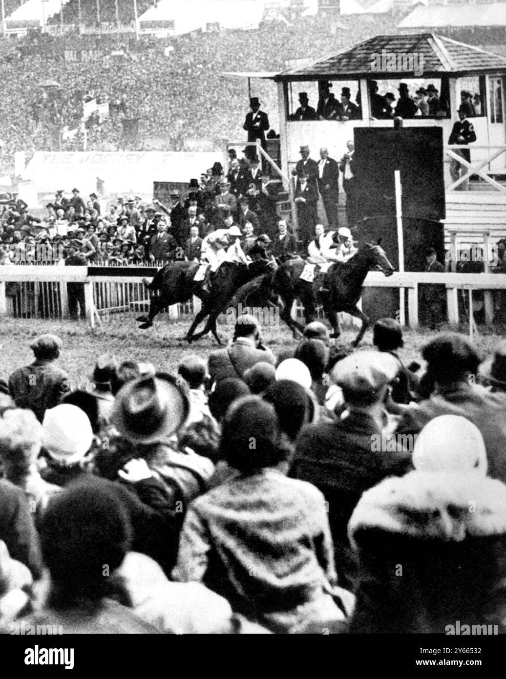 1932 Derby l'arrivée. Le gagnant surprise est April the Fifth, propriété de Tom Walls et monté par F. Lane Banque D'Images