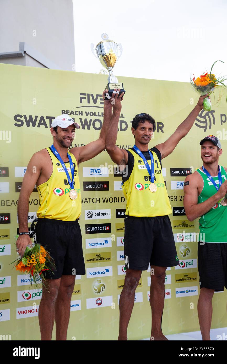 CÉRÉMONIE DE REMISE DES MÉDAILLES, PAF OPEN, BEACH VOLLEY, MARIEHAMN, 2011 : Marcio Araujo (1) et Benjamin Insfran (2) du Brésil remportent la médaille d'or. PAF Open à Mariehamn, Åland, Finlande le 21 août 2011. Photographie : Rob Watkins. INFO : entre 2009-2013, le tournoi PAF Open Beach Volleyball était un événement annuel organisé à Mariehamn, Åland, Finlande. Il a attiré les meilleures équipes et joueurs internationaux en tant que partie du classement officiel du circuit mondial FIVB. Banque D'Images