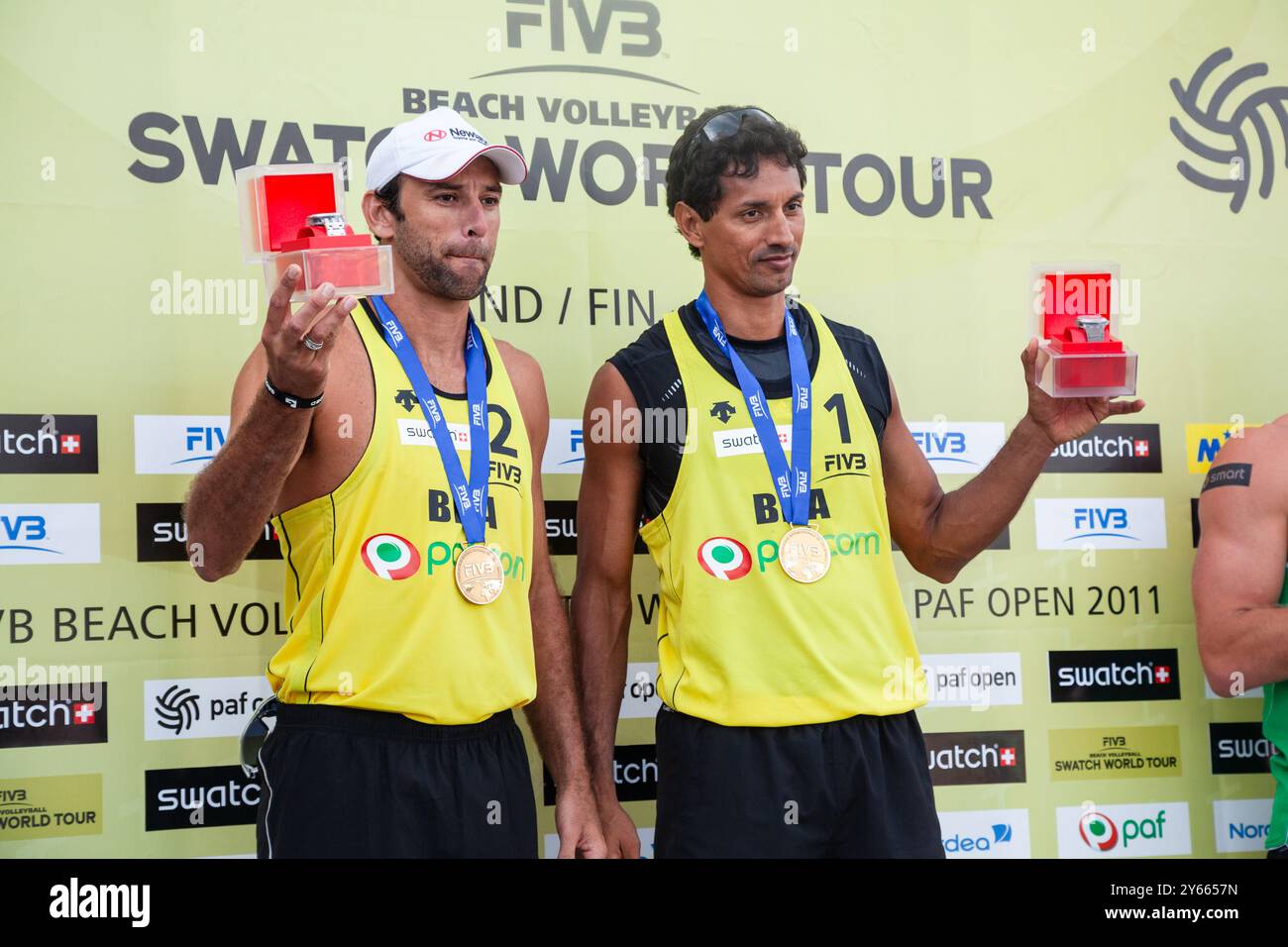 CÉRÉMONIE DE REMISE DES MÉDAILLES, PAF OPEN, BEACH VOLLEY, MARIEHAMN, 2011 : Marcio Araujo (1) et Benjamin Insfran (2) du Brésil remportent la médaille d'or. PAF Open à Mariehamn, Åland, Finlande le 21 août 2011. Photographie : Rob Watkins. INFO : entre 2009-2013, le tournoi PAF Open Beach Volleyball était un événement annuel organisé à Mariehamn, Åland, Finlande. Il a attiré les meilleures équipes et joueurs internationaux en tant que partie du classement officiel du circuit mondial FIVB. Banque D'Images