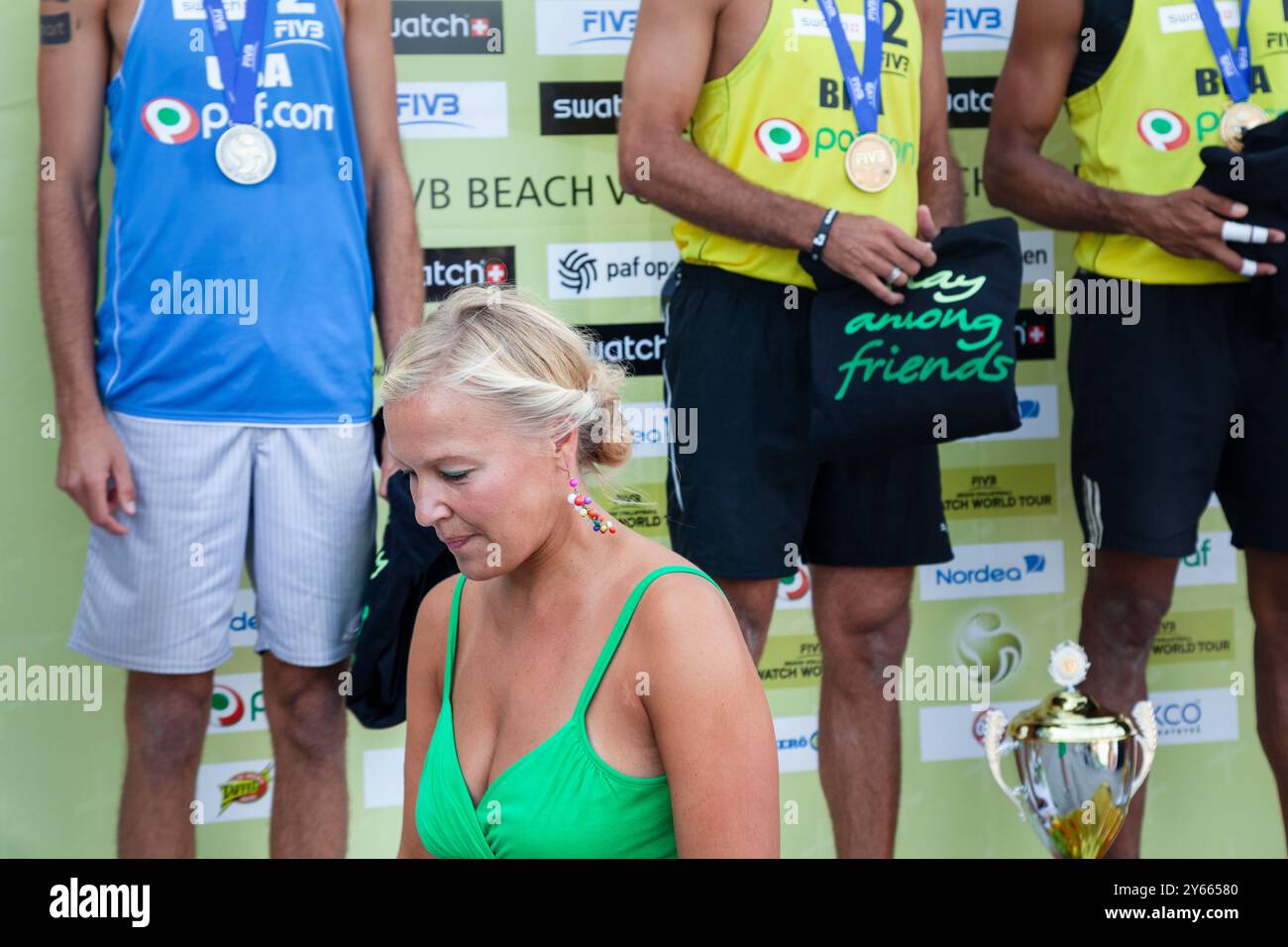 CÉRÉMONIE DE REMISE DES MÉDAILLES, PAF OPEN, BEACH VOLLEY, MARIEHAMN, 2011 : Marcio Araujo (1) et Benjamin Insfran (2) du Brésil remportent la médaille d'or. PAF Open à Mariehamn, Åland, Finlande le 21 août 2011. Photographie : Rob Watkins. INFO : entre 2009-2013, le tournoi PAF Open Beach Volleyball était un événement annuel organisé à Mariehamn, Åland, Finlande. Il a attiré les meilleures équipes et joueurs internationaux en tant que partie du classement officiel du circuit mondial FIVB. Banque D'Images