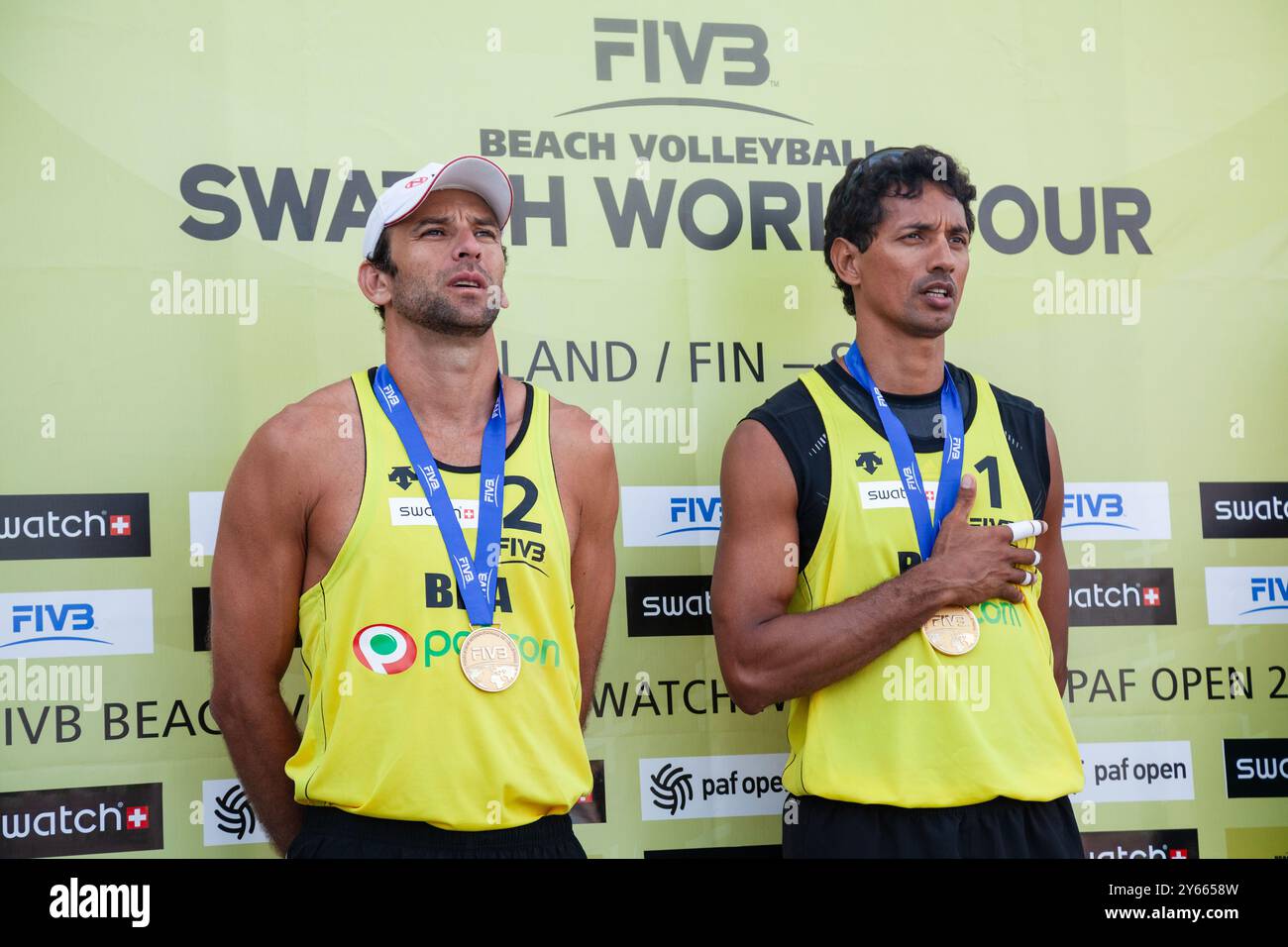 CÉRÉMONIE DE REMISE DES MÉDAILLES, PAF OPEN, BEACH VOLLEY, MARIEHAMN, 2011 : Marcio Araujo (1) et Benjamin Insfran (2) du Brésil remportent la médaille d'or. PAF Open à Mariehamn, Åland, Finlande le 21 août 2011. Photographie : Rob Watkins. INFO : entre 2009-2013, le tournoi PAF Open Beach Volleyball était un événement annuel organisé à Mariehamn, Åland, Finlande. Il a attiré les meilleures équipes et joueurs internationaux en tant que partie du classement officiel du circuit mondial FIVB. Banque D'Images