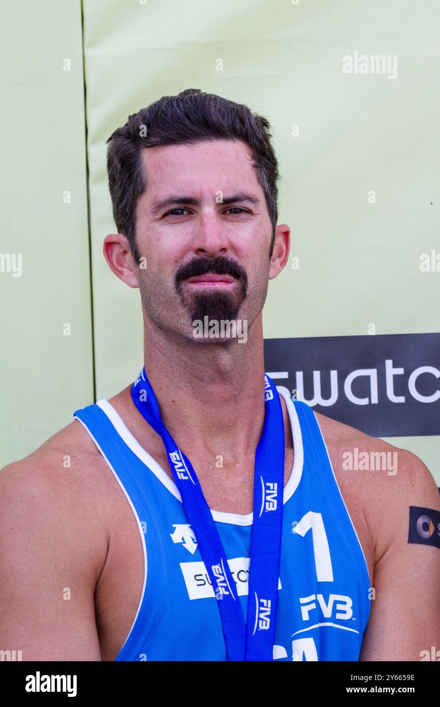 CÉRÉMONIE DE REMISE DES MÉDAILLES, PAF OPEN, BEACH VOLLEY, MARIEHAMN, 2011 : Todd Rogers (1) des États-Unis remporte la médaille d'argent. PAF Open à Mariehamn, Åland, Finlande le 21 août 2011. Photographie : Rob Watkins. INFO : entre 2009-2013, le tournoi PAF Open Beach Volleyball était un événement annuel organisé à Mariehamn, Åland, Finlande. Il a attiré les meilleures équipes et joueurs internationaux en tant que partie du classement officiel du circuit mondial FIVB. Banque D'Images