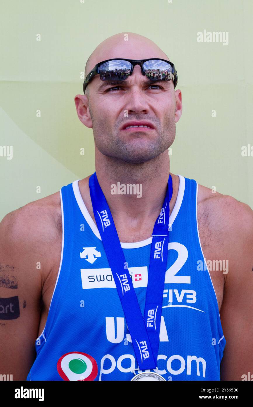 CÉRÉMONIE DE REMISE DES MÉDAILLES, PAF OPEN, BEACH VOLLEY, MARIEHAMN, 2011 : Phil Dalhausser (2) des États-Unis remporte la médaille d'argent. PAF Open à Mariehamn, Åland, Finlande le 21 août 2011. Photographie : Rob Watkins. INFO : entre 2009-2013, le tournoi PAF Open Beach Volleyball était un événement annuel organisé à Mariehamn, Åland, Finlande. Il a attiré les meilleures équipes et joueurs internationaux en tant que partie du classement officiel du circuit mondial FIVB. Banque D'Images