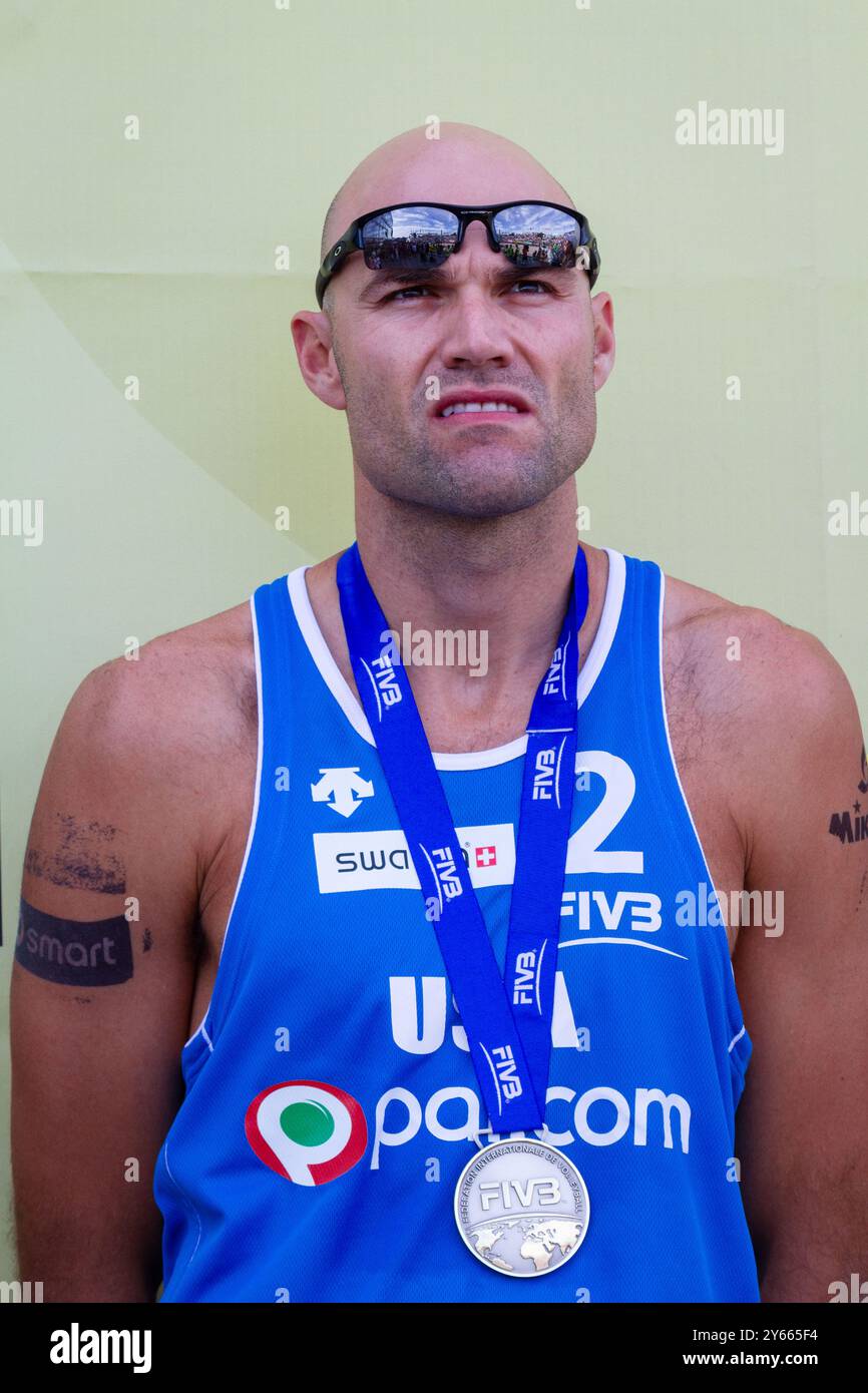 CÉRÉMONIE DE REMISE DES MÉDAILLES, PAF OPEN, BEACH VOLLEY, MARIEHAMN, 2011 : Phil Dalhausser (2) des États-Unis remporte la médaille d'argent. PAF Open à Mariehamn, Åland, Finlande le 21 août 2011. Photographie : Rob Watkins. INFO : entre 2009-2013, le tournoi PAF Open Beach Volleyball était un événement annuel organisé à Mariehamn, Åland, Finlande. Il a attiré les meilleures équipes et joueurs internationaux en tant que partie du classement officiel du circuit mondial FIVB. Banque D'Images