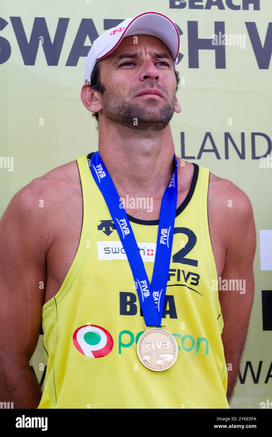 CÉRÉMONIE DE REMISE DES MÉDAILLES, PAF OPEN, BEACH VOLLEY, MARIEHAMN, 2011 : Benjamin Insfran (2) du Brésil remporte la médaille d'or. PAF Open à Mariehamn, Åland, Finlande le 21 août 2011. Photographie : Rob Watkins. INFO : entre 2009-2013, le tournoi PAF Open Beach Volleyball était un événement annuel organisé à Mariehamn, Åland, Finlande. Il a attiré les meilleures équipes et joueurs internationaux en tant que partie du classement officiel du circuit mondial FIVB. Banque D'Images