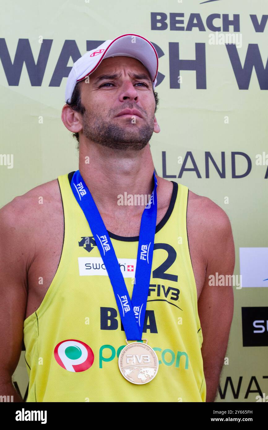 CÉRÉMONIE DE REMISE DES MÉDAILLES, PAF OPEN, BEACH VOLLEY, MARIEHAMN, 2011 : Benjamin Insfran (2) du Brésil remporte la médaille d'or. PAF Open à Mariehamn, Åland, Finlande le 21 août 2011. Photographie : Rob Watkins. INFO : entre 2009-2013, le tournoi PAF Open Beach Volleyball était un événement annuel organisé à Mariehamn, Åland, Finlande. Il a attiré les meilleures équipes et joueurs internationaux en tant que partie du classement officiel du circuit mondial FIVB. Banque D'Images