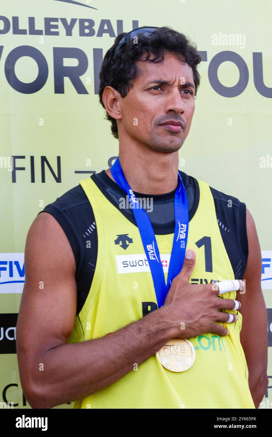 CÉRÉMONIE DE REMISE DES MÉDAILLES, PAF OPEN, BEACH VOLLEY, MARIEHAMN, 2011 : Benjamin Insfran (2) du Brésil remporte la médaille d'or. PAF Open à Mariehamn, Åland, Finlande le 21 août 2011. Photographie : Rob Watkins. INFO : entre 2009-2013, le tournoi PAF Open Beach Volleyball était un événement annuel organisé à Mariehamn, Åland, Finlande. Il a attiré les meilleures équipes et joueurs internationaux en tant que partie du classement officiel du circuit mondial FIVB. Banque D'Images