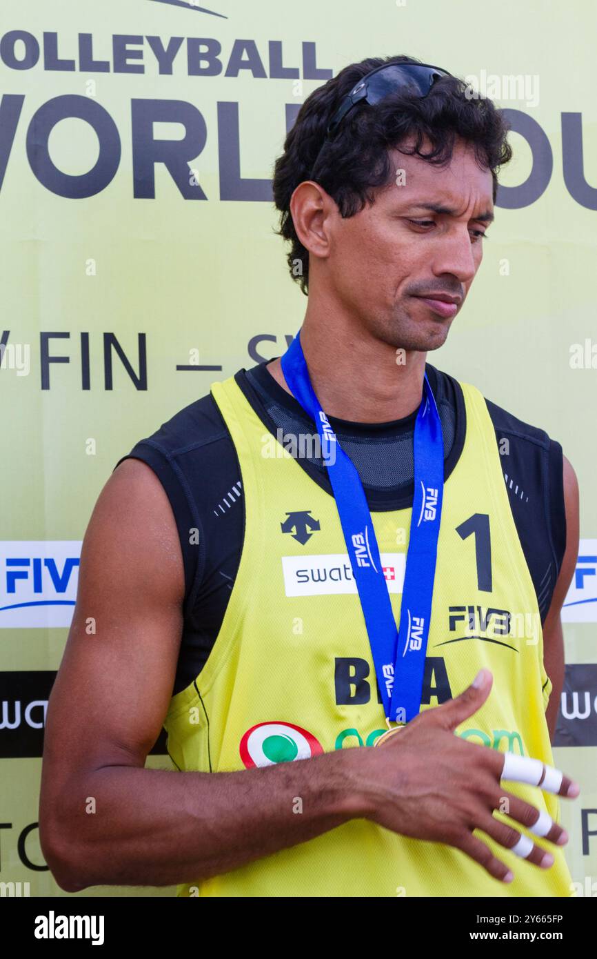 CÉRÉMONIE DE REMISE DES MÉDAILLES, PAF OPEN, BEACH VOLLEY, MARIEHAMN, 2011 : Benjamin Insfran (2) du Brésil remporte la médaille d'or. PAF Open à Mariehamn, Åland, Finlande le 21 août 2011. Photographie : Rob Watkins. INFO : entre 2009-2013, le tournoi PAF Open Beach Volleyball était un événement annuel organisé à Mariehamn, Åland, Finlande. Il a attiré les meilleures équipes et joueurs internationaux en tant que partie du classement officiel du circuit mondial FIVB. Banque D'Images