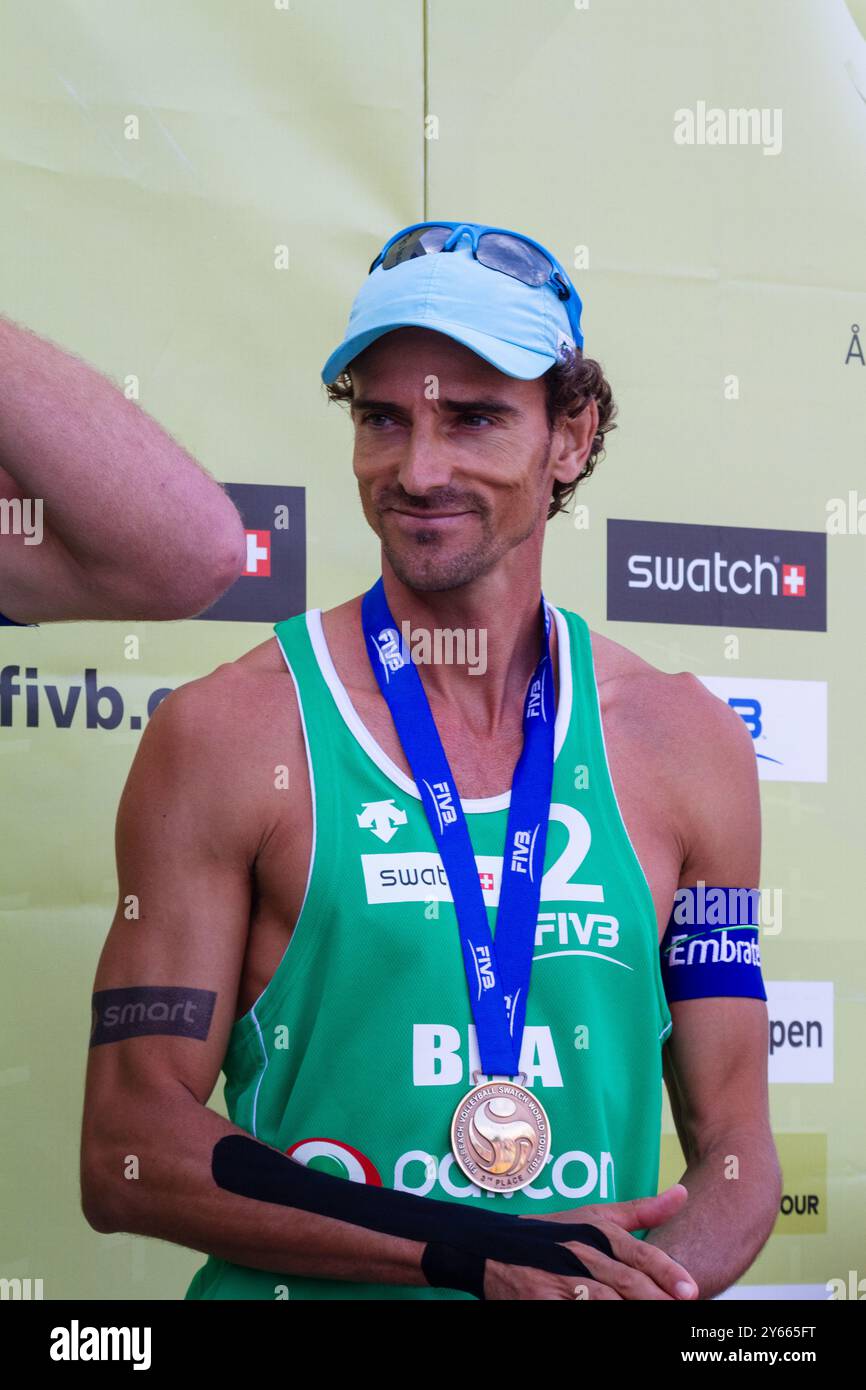 CÉRÉMONIE DES MÉDAILLES, PAF OPEN, BEACH VOLLEY, MARIEHAMN, 2011 : Emanuel Rego (2) du Brésil remporte le bronze. PAF Open à Mariehamn, Åland, Finlande le 21 août 2011. Photographie : Rob Watkins. INFO : entre 2009-2013, le tournoi PAF Open Beach Volleyball était un événement annuel organisé à Mariehamn, Åland, Finlande. Il a attiré les meilleures équipes et joueurs internationaux en tant que partie du classement officiel du circuit mondial FIVB. Banque D'Images