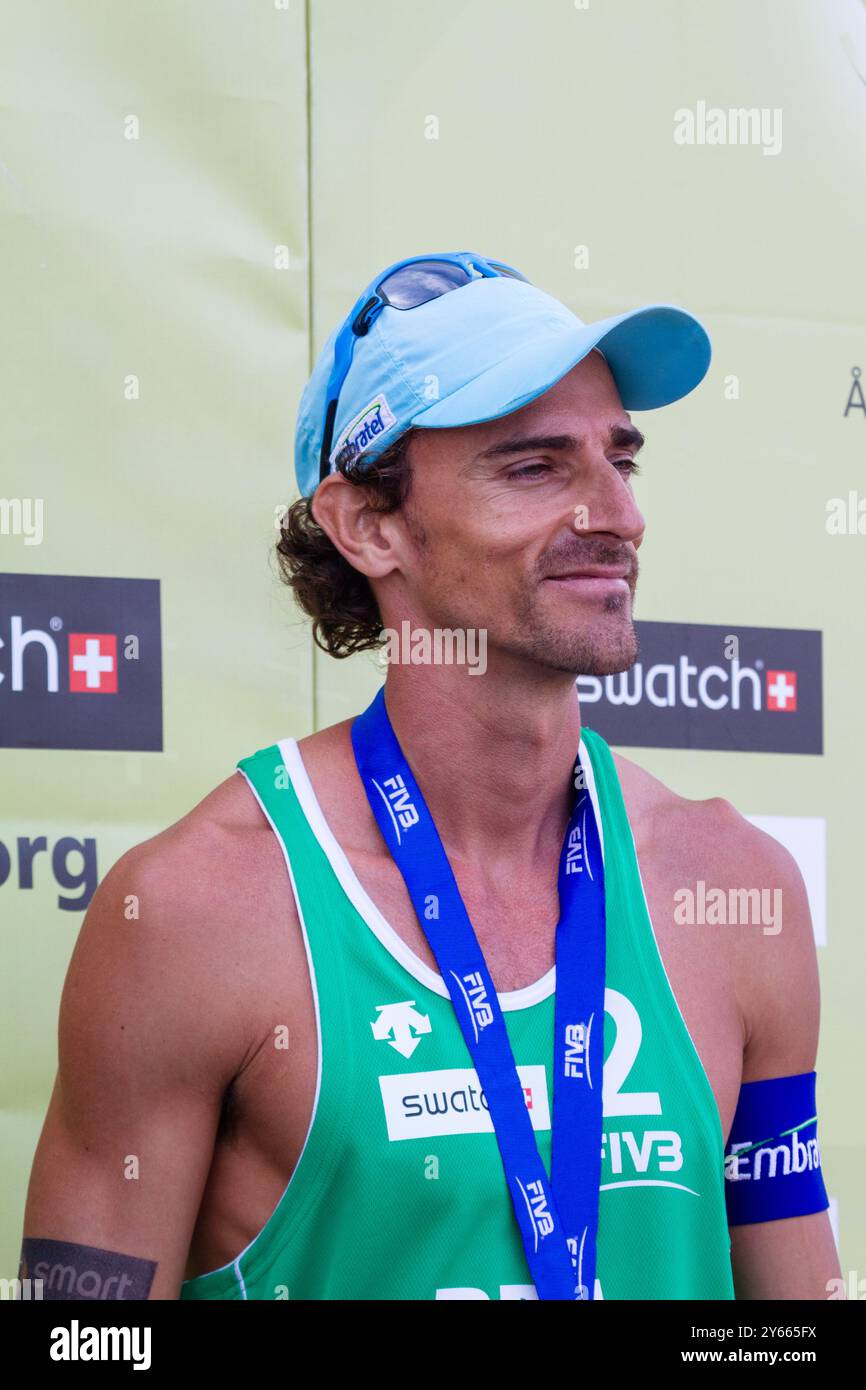 CÉRÉMONIE DES MÉDAILLES, PAF OPEN, BEACH VOLLEY, MARIEHAMN, 2011 : Emanuel Rego (2) du Brésil remporte le bronze. PAF Open à Mariehamn, Åland, Finlande le 21 août 2011. Photographie : Rob Watkins. INFO : entre 2009-2013, le tournoi PAF Open Beach Volleyball était un événement annuel organisé à Mariehamn, Åland, Finlande. Il a attiré les meilleures équipes et joueurs internationaux en tant que partie du classement officiel du circuit mondial FIVB. Banque D'Images