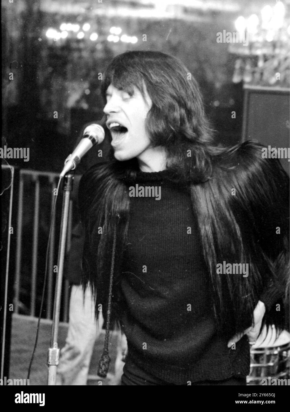 Mick Jagger pratiquant aujourd'hui pendant une heure de télévision spectaculaire intitulé ' The Rolling Stones Rock and Roll Circus ' dans lequel le groupe vedette . 9 décembre 1968 . Banque D'Images