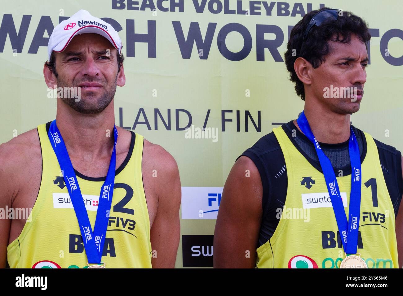 CÉRÉMONIE DE REMISE DES MÉDAILLES, PAF OPEN, BEACH VOLLEY, MARIEHAMN, 2011 : Marcio Araujo (1) et Benjamin Insfran (2) du Brésil remportent la médaille d'or. PAF Open à Mariehamn, Åland, Finlande le 21 août 2011. Photographie : Rob Watkins. INFO : entre 2009-2013, le tournoi PAF Open Beach Volleyball était un événement annuel organisé à Mariehamn, Åland, Finlande. Il a attiré les meilleures équipes et joueurs internationaux en tant que partie du classement officiel du circuit mondial FIVB. Banque D'Images