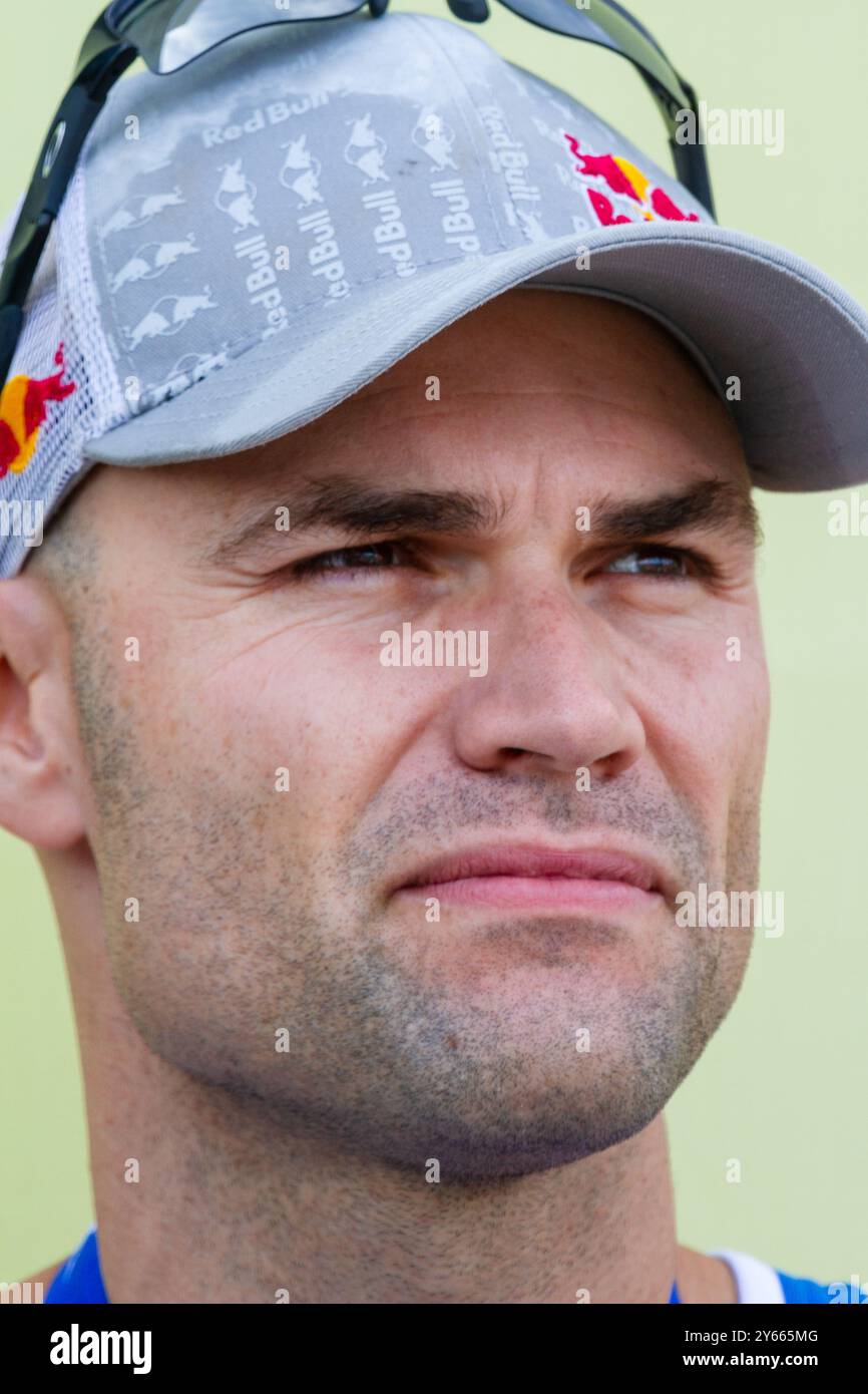 CÉRÉMONIE DE REMISE DES MÉDAILLES, PAF OPEN, BEACH VOLLEY, MARIEHAMN, 2011 : Phil Dalhausser (2) des États-Unis remporte la médaille d'argent. PAF Open à Mariehamn, Åland, Finlande le 21 août 2011. Photographie : Rob Watkins. INFO : entre 2009-2013, le tournoi PAF Open Beach Volleyball était un événement annuel organisé à Mariehamn, Åland, Finlande. Il a attiré les meilleures équipes et joueurs internationaux en tant que partie du classement officiel du circuit mondial FIVB. Banque D'Images