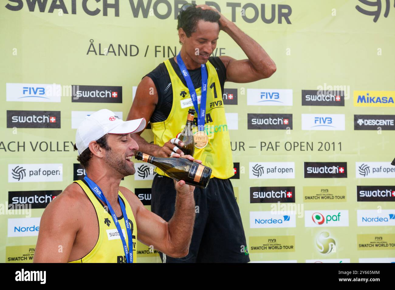 CÉRÉMONIE DE REMISE DES MÉDAILLES, PAF OPEN, BEACH VOLLEY, MARIEHAMN, 2011 : Marcio Araujo (1) et Benjamin Insfran (2) du Brésil remportent la médaille d'or. PAF Open à Mariehamn, Åland, Finlande le 21 août 2011. Photographie : Rob Watkins. INFO : entre 2009-2013, le tournoi PAF Open Beach Volleyball était un événement annuel organisé à Mariehamn, Åland, Finlande. Il a attiré les meilleures équipes et joueurs internationaux en tant que partie du classement officiel du circuit mondial FIVB. Banque D'Images