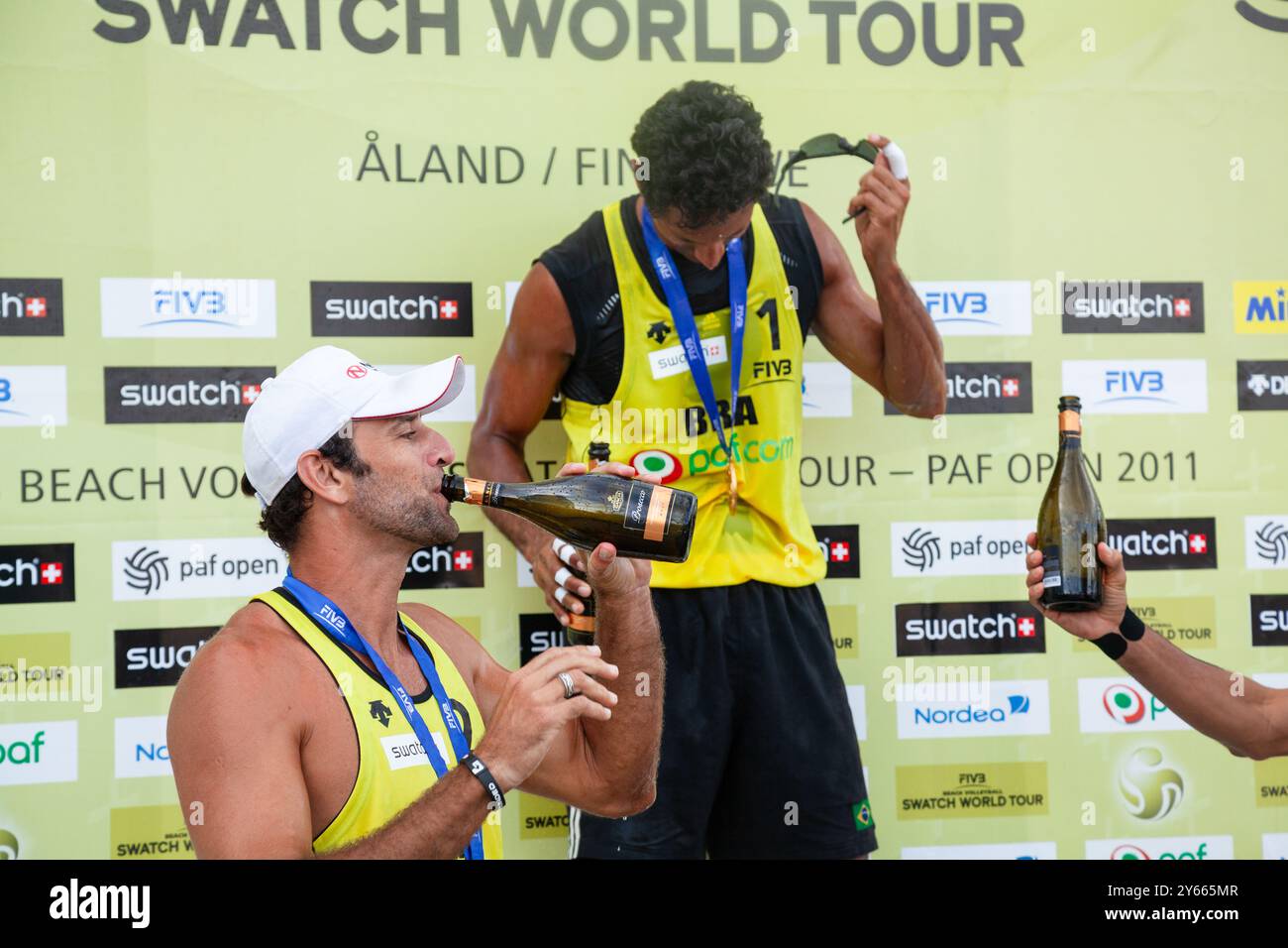 CÉRÉMONIE DE REMISE DES MÉDAILLES, PAF OPEN, BEACH VOLLEY, MARIEHAMN, 2011 : Marcio Araujo (1) et Benjamin Insfran (2) du Brésil remportent la médaille d'or. PAF Open à Mariehamn, Åland, Finlande le 21 août 2011. Photographie : Rob Watkins. INFO : entre 2009-2013, le tournoi PAF Open Beach Volleyball était un événement annuel organisé à Mariehamn, Åland, Finlande. Il a attiré les meilleures équipes et joueurs internationaux en tant que partie du classement officiel du circuit mondial FIVB. Banque D'Images