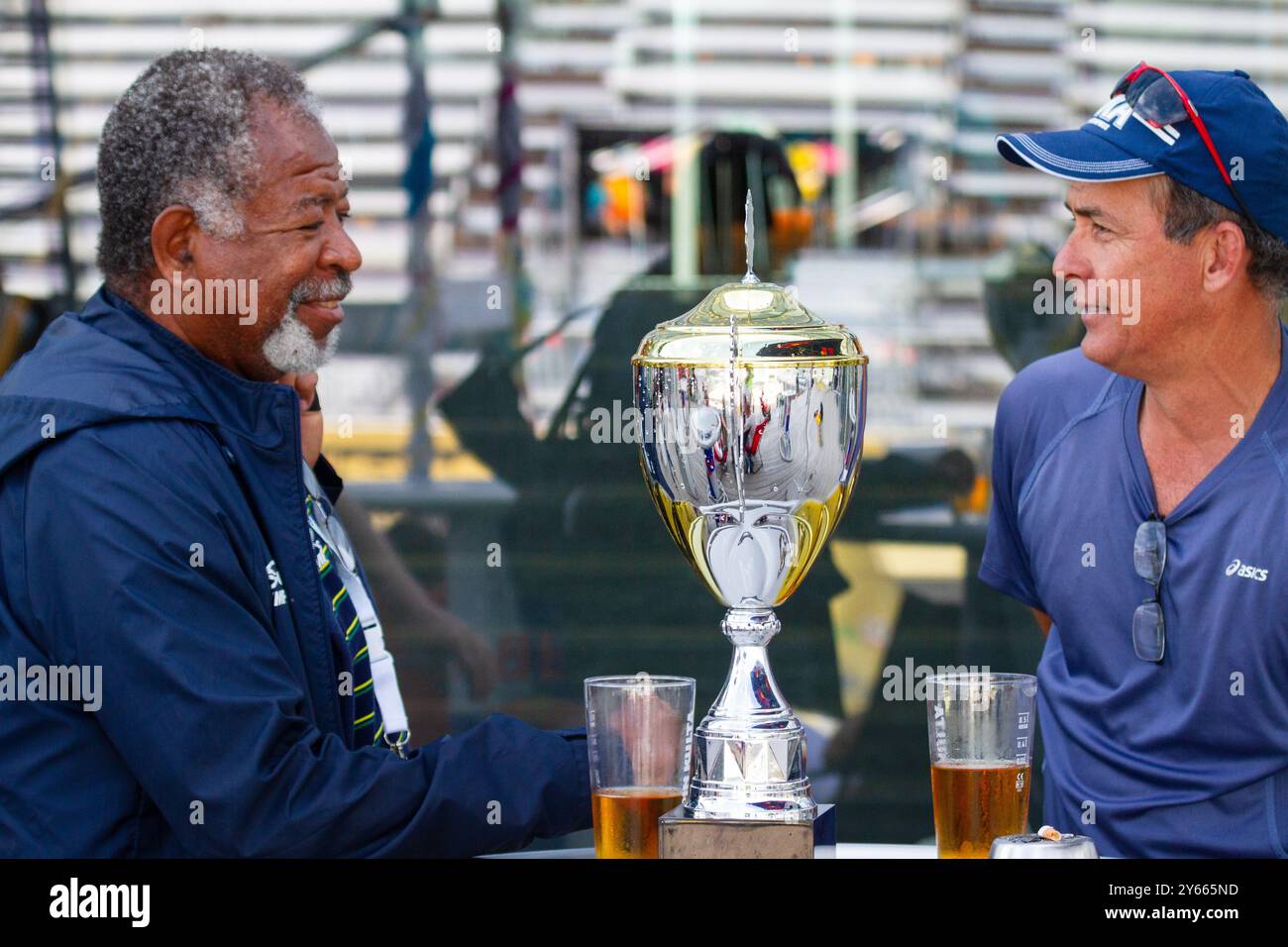 TROPHÉE DE CHAMPIONNAT, CÉRÉMONIE DES MÉDAILLES, PAF OPEN, BEACH VOLLEY, MARIEHAMN, 2011 : deux entraîneurs parlent lors de la cérémonie de remise des médailles derrière le trophée du championnat. PAF Open à Mariehamn, Åland, Finlande le 21 août 2011. Photographie : Rob Watkins. INFO : entre 2009-2013, le tournoi PAF Open Beach Volleyball était un événement annuel organisé à Mariehamn, Åland, Finlande. Il a attiré les meilleures équipes et joueurs internationaux en tant que partie du classement officiel du circuit mondial FIVB. Banque D'Images