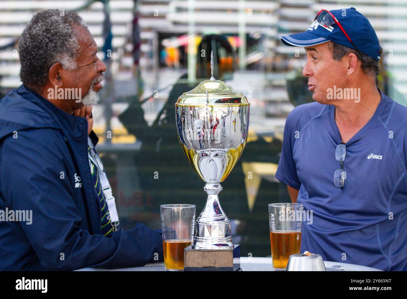 TROPHÉE DE CHAMPIONNAT, CÉRÉMONIE DES MÉDAILLES, PAF OPEN, BEACH VOLLEY, MARIEHAMN, 2011 : deux entraîneurs parlent lors de la cérémonie de remise des médailles derrière le trophée du championnat. PAF Open à Mariehamn, Åland, Finlande le 21 août 2011. Photographie : Rob Watkins. INFO : entre 2009-2013, le tournoi PAF Open Beach Volleyball était un événement annuel organisé à Mariehamn, Åland, Finlande. Il a attiré les meilleures équipes et joueurs internationaux en tant que partie du classement officiel du circuit mondial FIVB. Banque D'Images