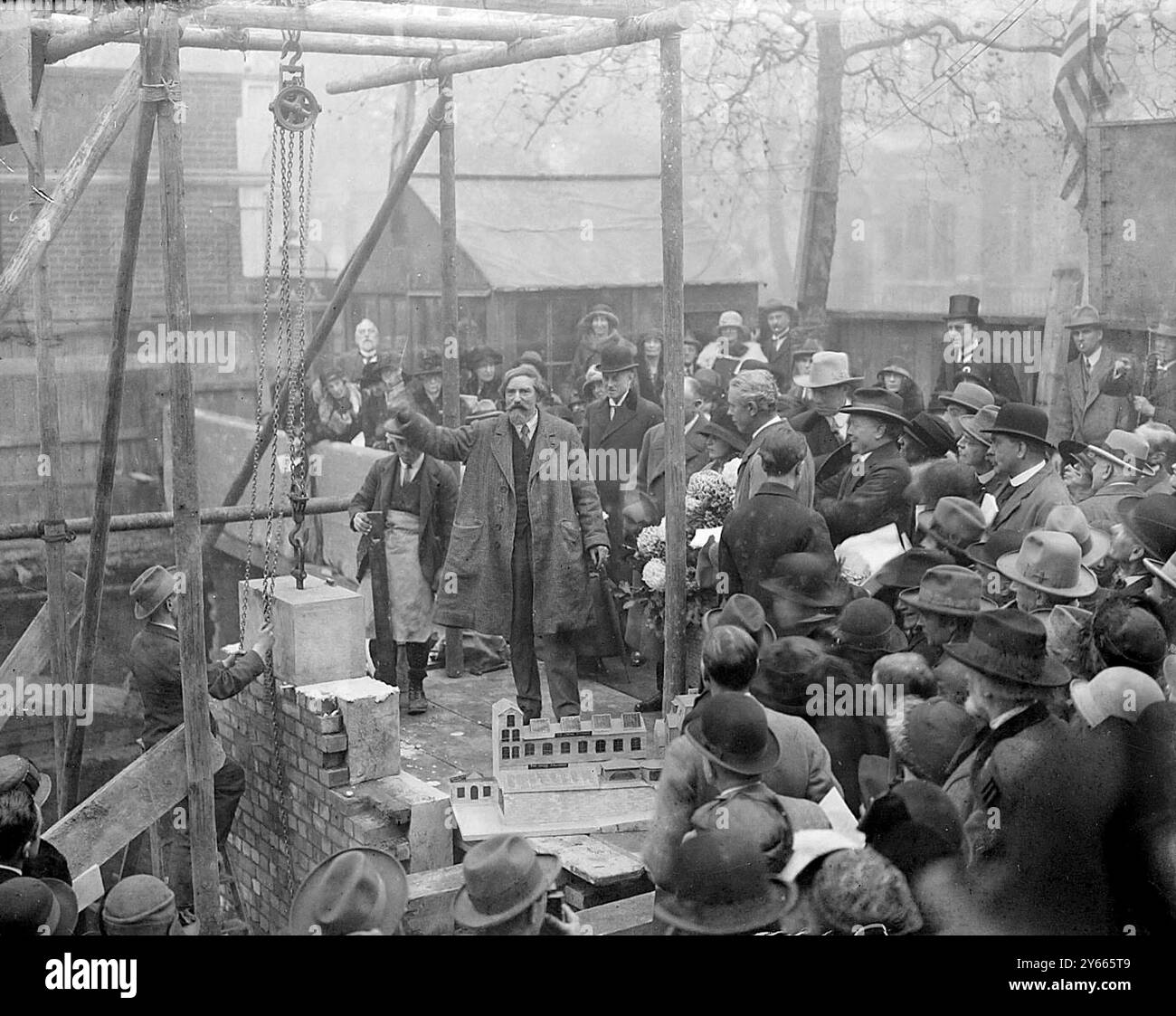 M. Augustus John, R. A pose la première pierre de New Chenil Studios et galeries, King's Road , Chelsea - 25 octobre 1924 Banque D'Images