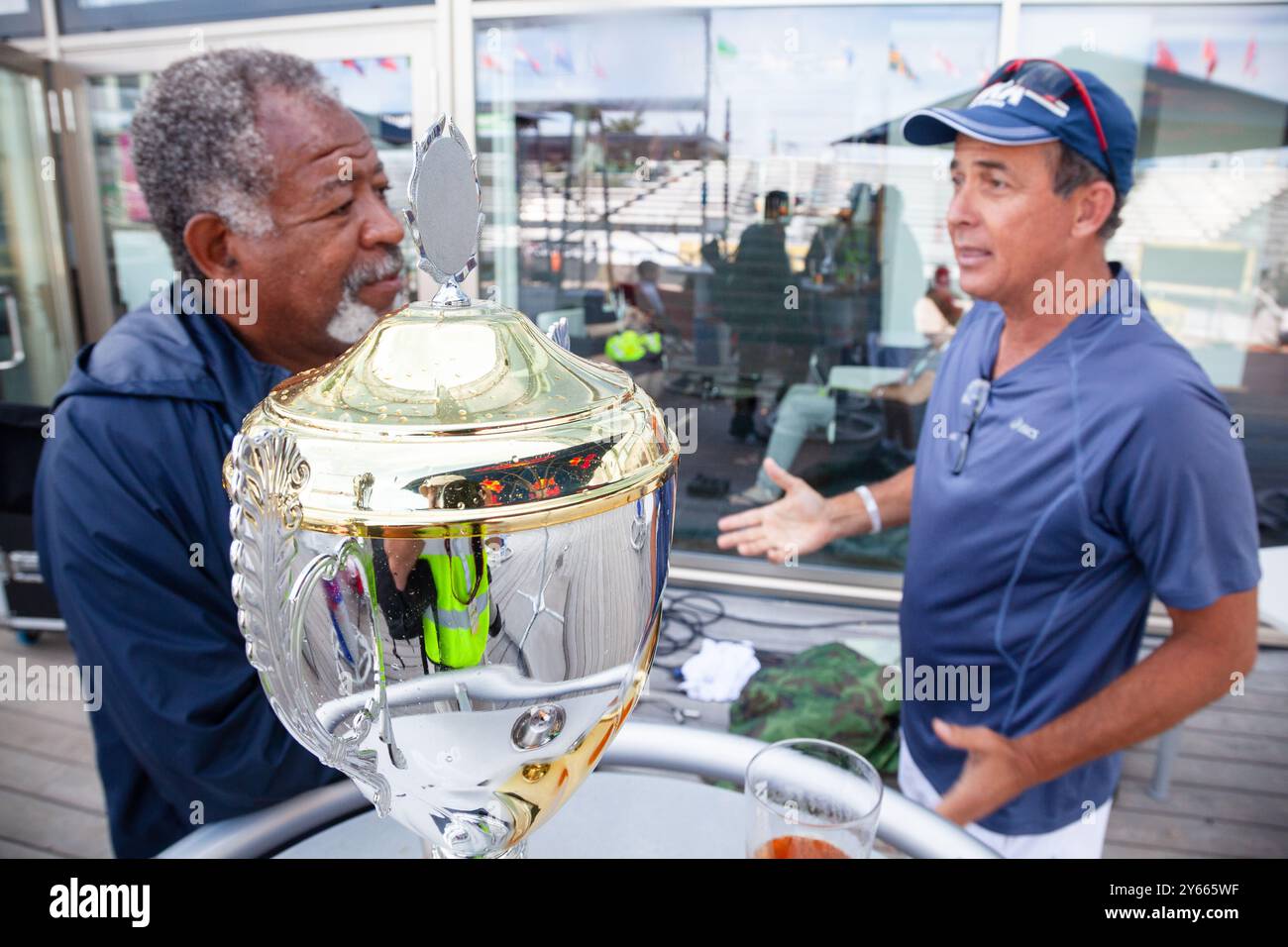 TROPHÉE DE CHAMPIONNAT, CÉRÉMONIE DES MÉDAILLES, PAF OPEN, BEACH VOLLEY, MARIEHAMN, 2011 : deux entraîneurs parlent lors de la cérémonie de remise des médailles derrière le trophée du championnat. PAF Open à Mariehamn, Åland, Finlande le 21 août 2011. Photographie : Rob Watkins. INFO : entre 2009-2013, le tournoi PAF Open Beach Volleyball était un événement annuel organisé à Mariehamn, Åland, Finlande. Il a attiré les meilleures équipes et joueurs internationaux en tant que partie du classement officiel du circuit mondial FIVB. Banque D'Images