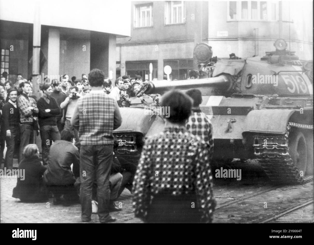 Des jeunes assis sur le chemin d'un char russe après l'invasion soviétique de la Tchécoslovaquie. 22 août 1968 Banque D'Images