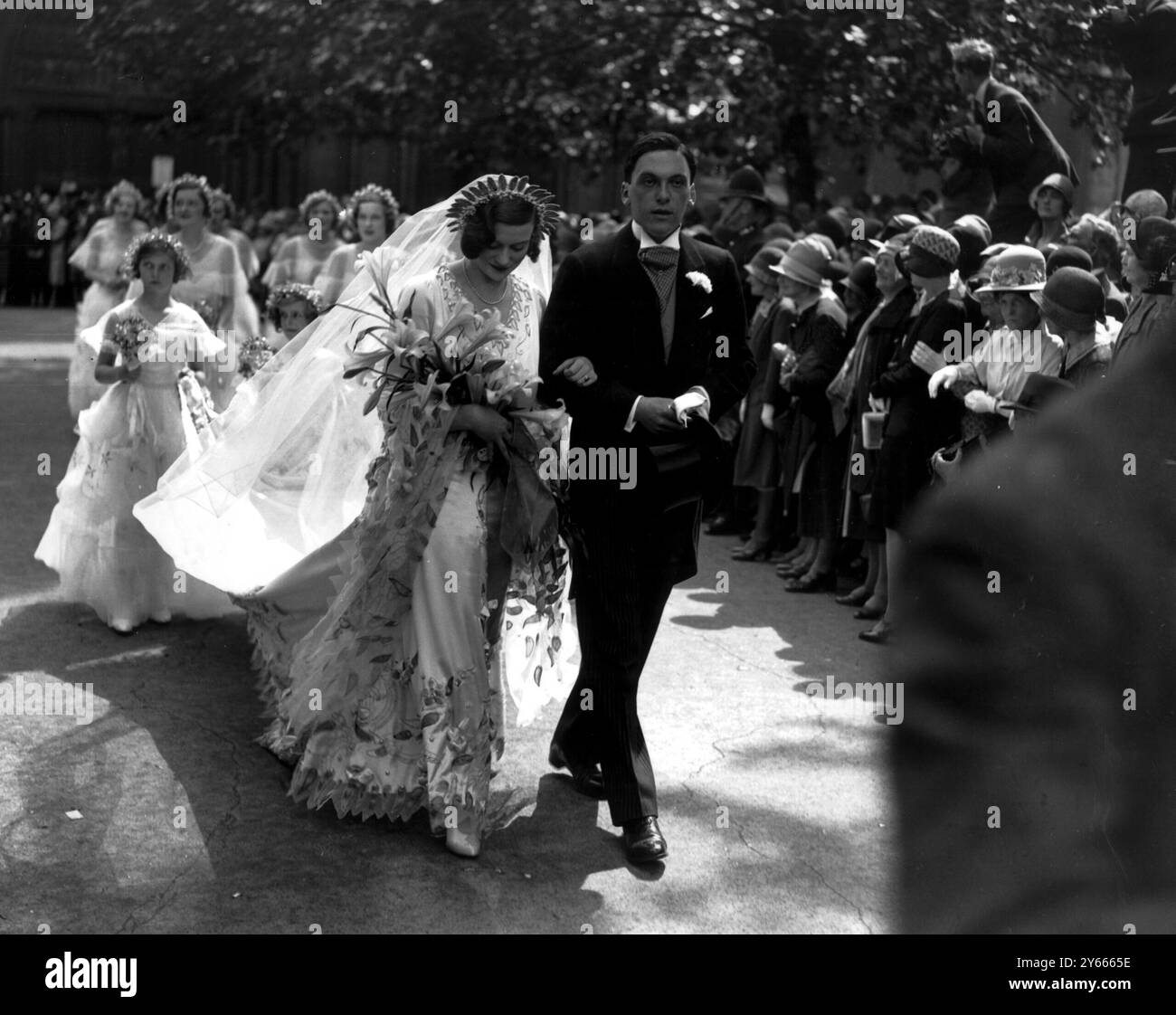 Lord Ava et Miss Maureen Guiness quittent l'église Saint Margarets , Westminster en juillet 1929 Banque D'Images