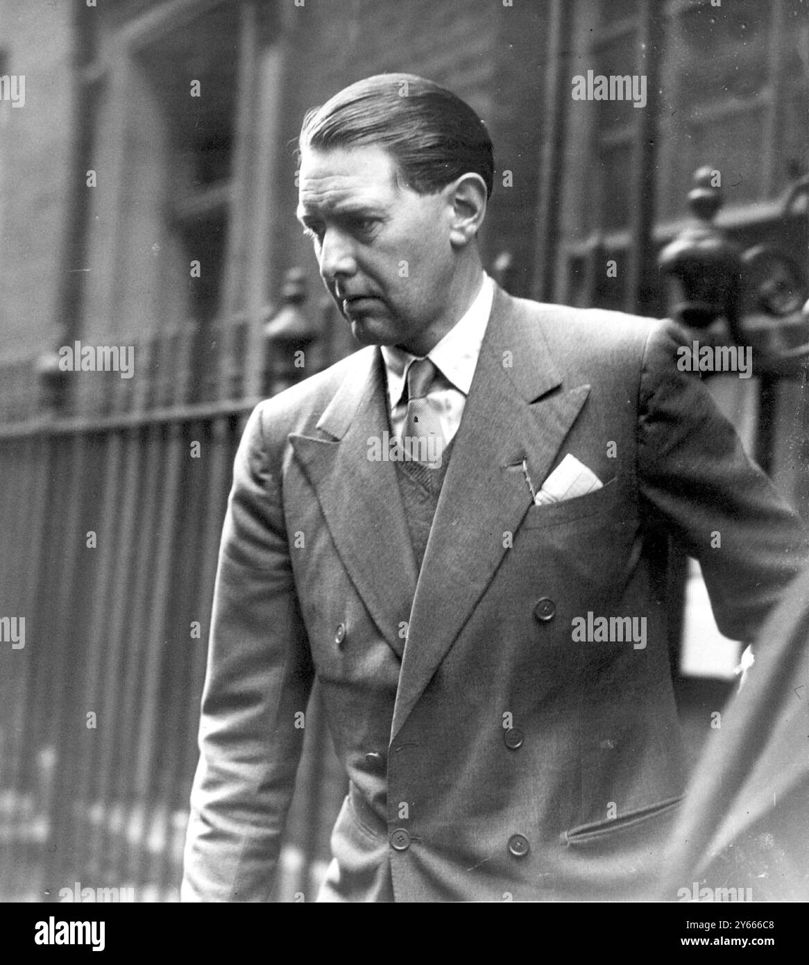 Le 8e comte Fitzwilliam quitte le 10 Downing Street après sa visite à M. Attlee. 15 avril 1946 Banque D'Images