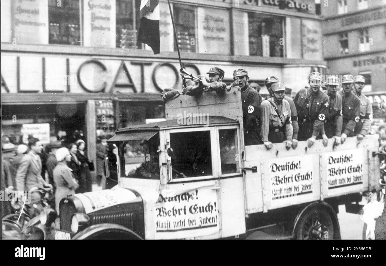 Patrouille nazie pendant le boycott anti-juif. Berlin 1er avril 1933 Banque D'Images