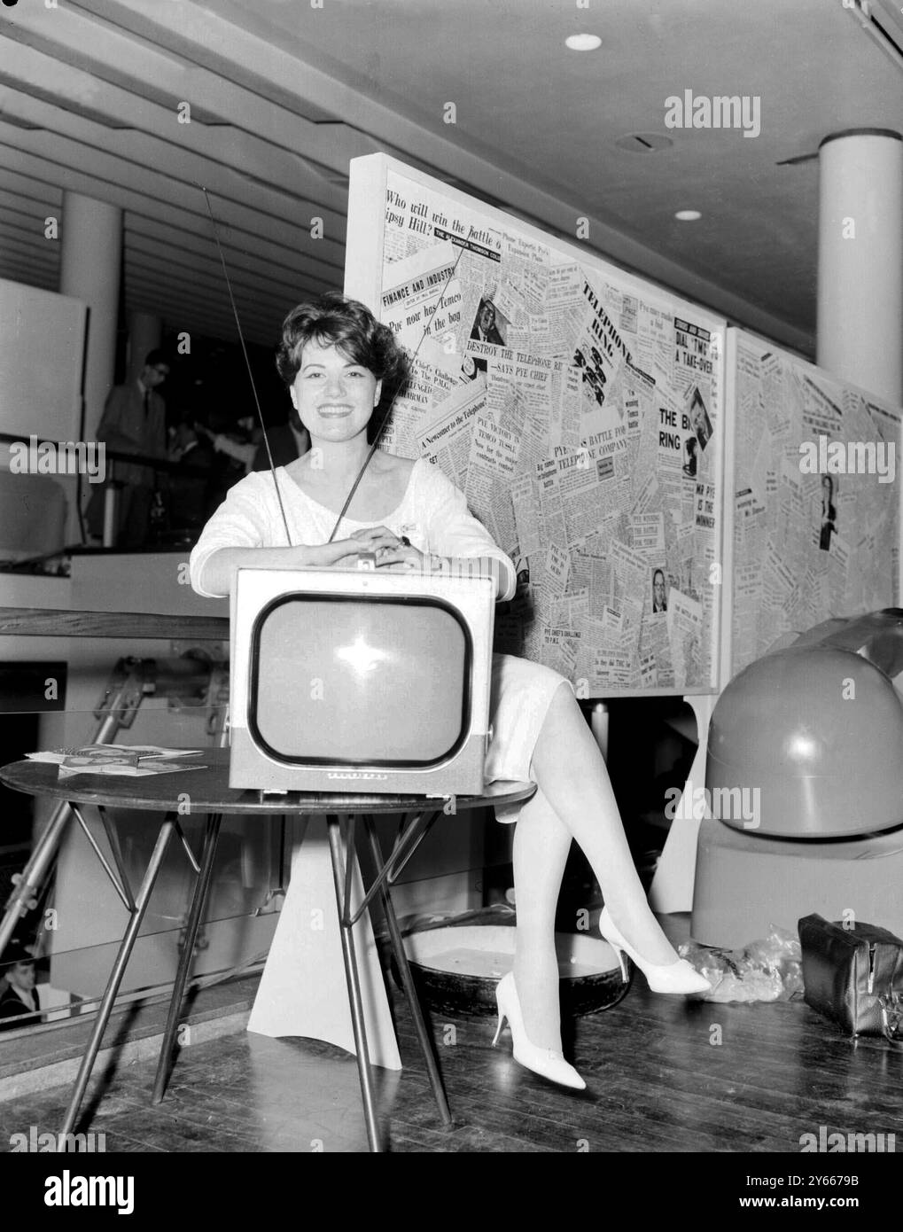 Le téléviseur entièrement portable Vivienne Minchin fait la démonstration du téléviseur à l'exposition PYE Radio. 22 août 1960 Banque D'Images Le téléviseur entièrement portable Vivienne Minchin fait la démonstration du téléviseur à l'exposition PYE Radio. 22 août 1960 Banque D'Images