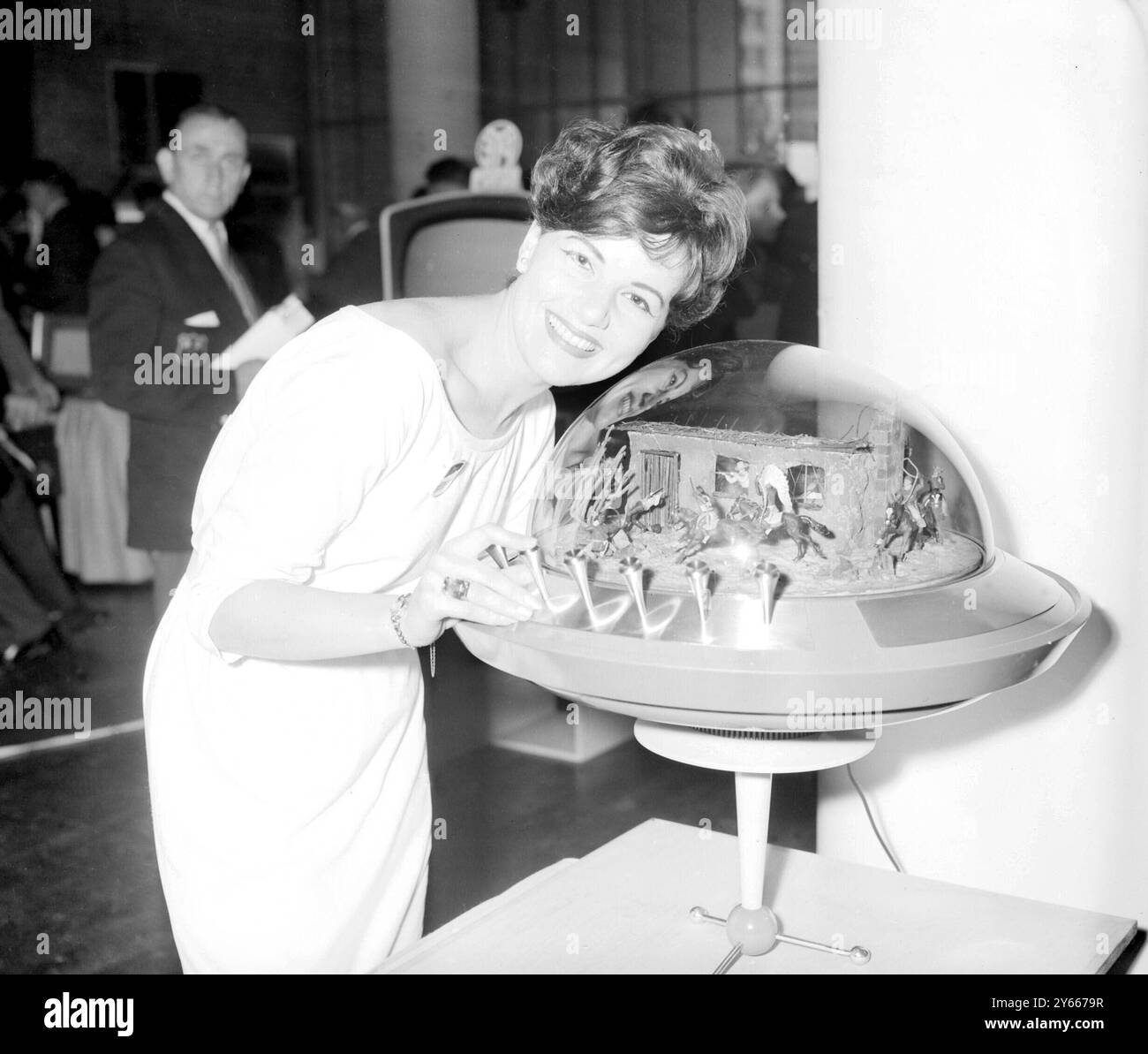 Ce téléviseur de l'avenir a été montré à l'exposition de radio Pye ici aujourd'hui. L'image peut être vue d'un angle sur l'écran à 360 degrés. Fille avec son oeil vers l'avenir est 26 ans Vivienne Minchin de ITV 'show 'Cool for Cats'. 22 août 1960 Banque D'Images Ce téléviseur de l'avenir a été montré à l'exposition de radio Pye ici aujourd'hui. L'image peut être vue d'un angle sur l'écran à 360 degrés. Fille avec son oeil vers l'avenir est 26 ans Vivienne Minchin de ITV 'show 'Cool for Cats'. 22 août 1960 Banque D'Images